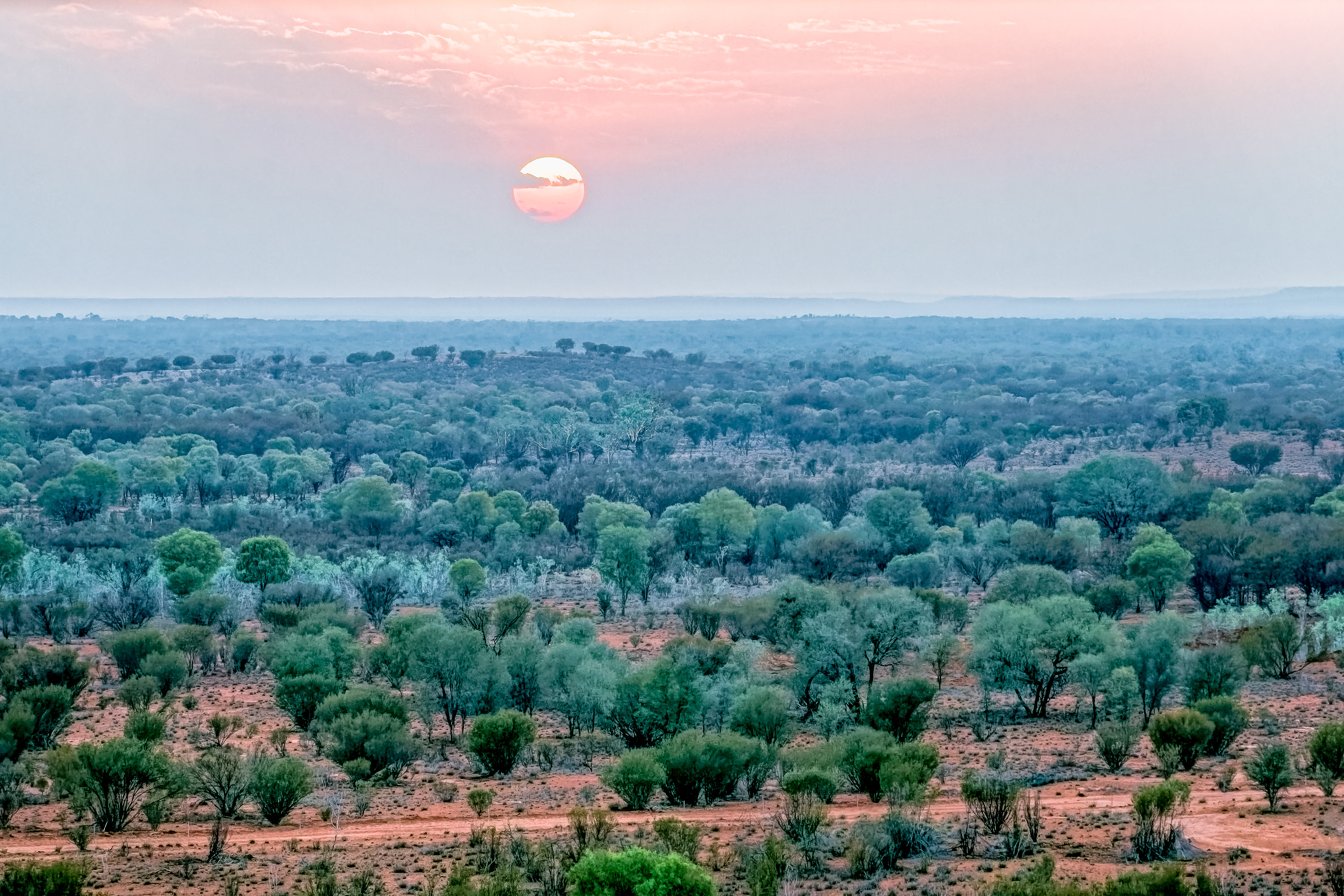 Luftaufnahme vom Sonnenaufgang im  Outback bei Alice Springs im Northern Territory Australien
