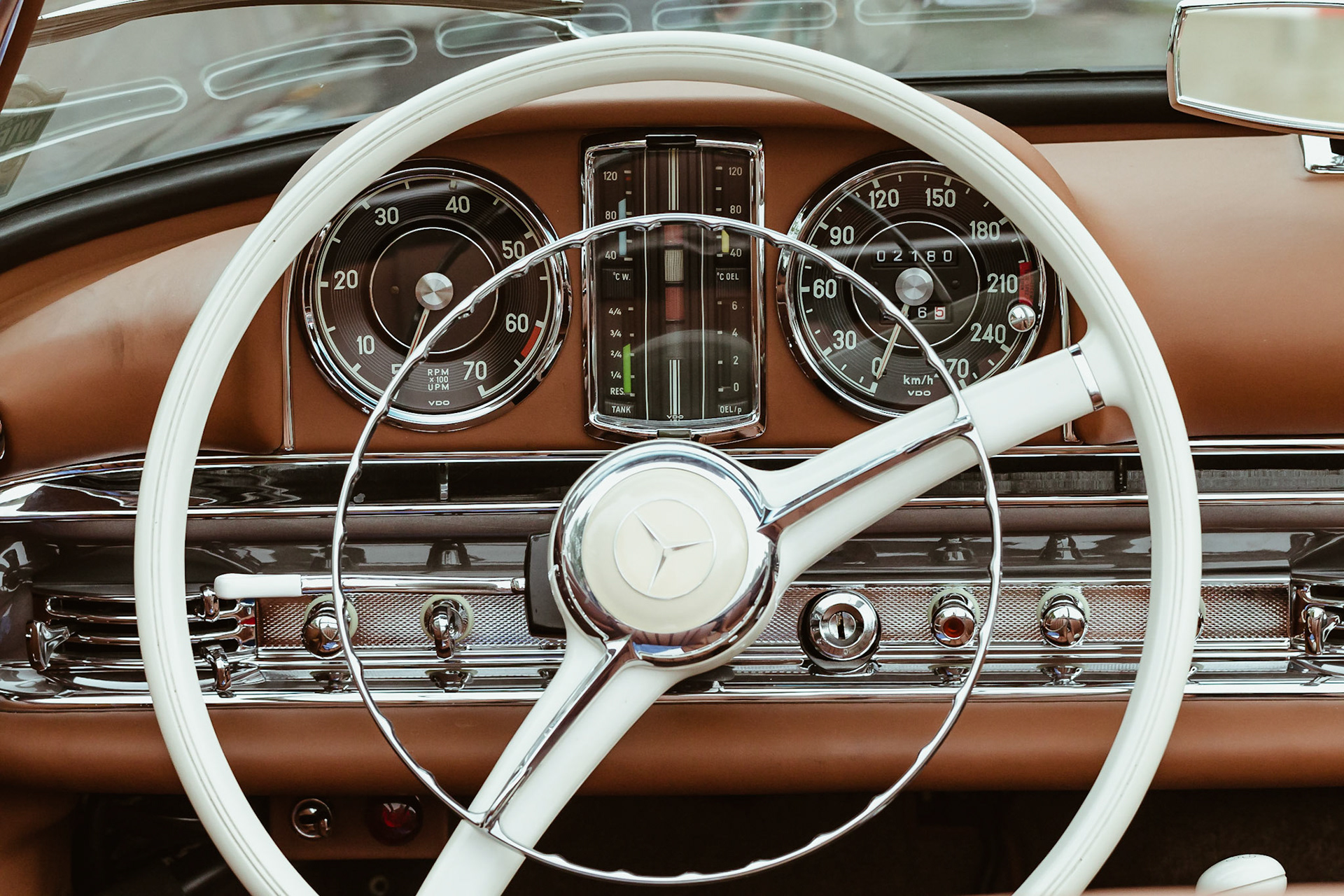Oldtimer Mercedes Benz 300 SL 40 H Roadster, 1961, 2975 ccm, 115 PS, 235 km/h, Nahaufnahme des Armaturenbretts mit Lenkrad