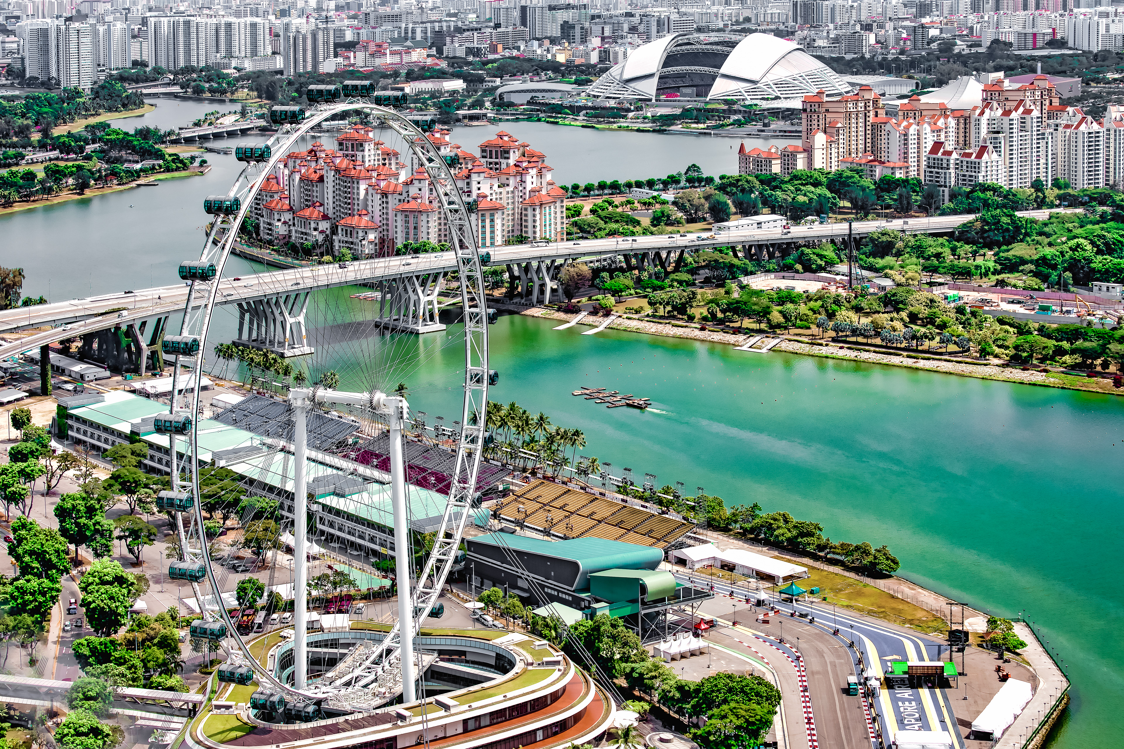 Singapur River mit dem Singapur Flyer und der Formel Eins Rennstrecke
