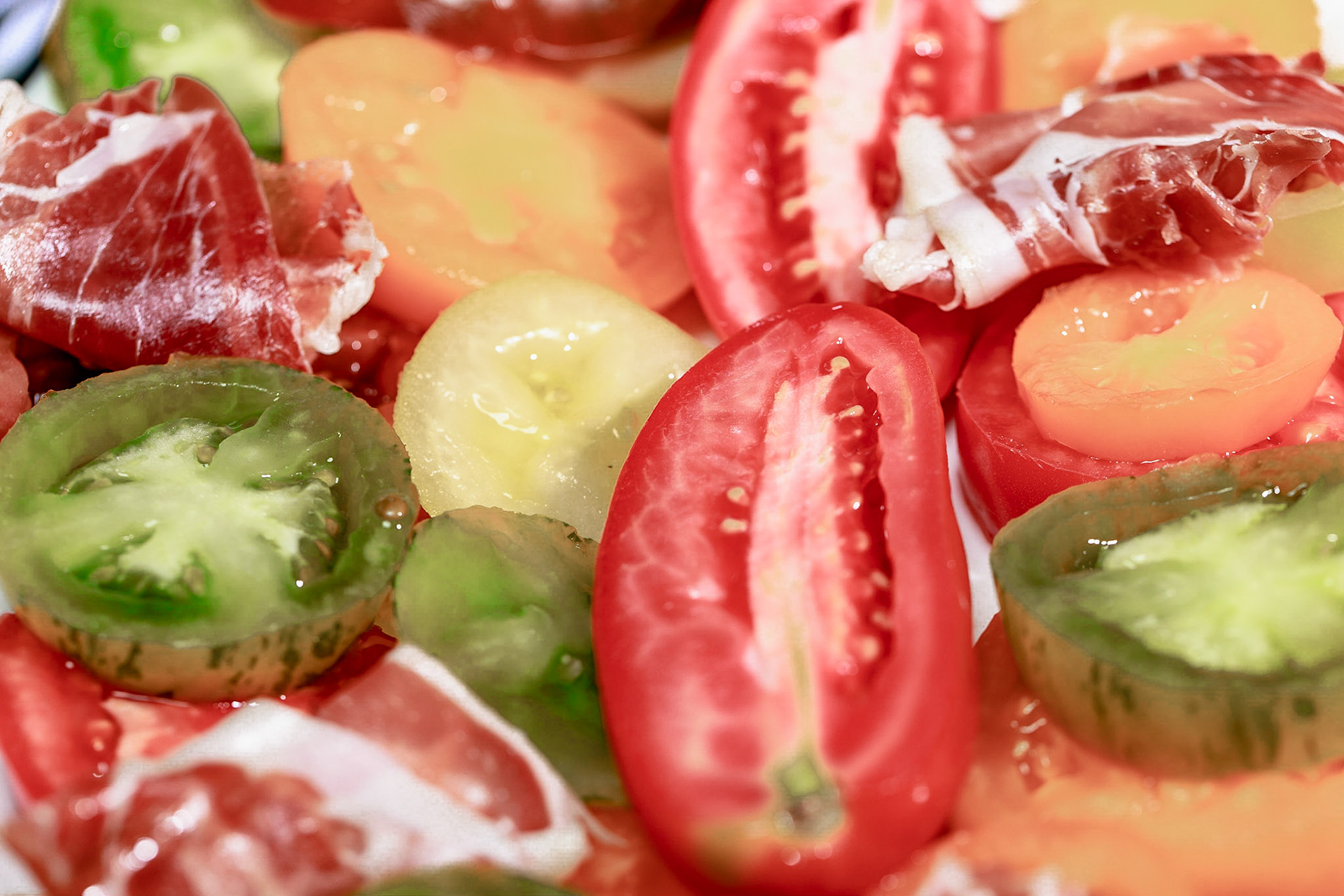 Serrano Schinken mit Grüne Zebra-, San Marzano Tomate, und gelber Brandywine Tomate