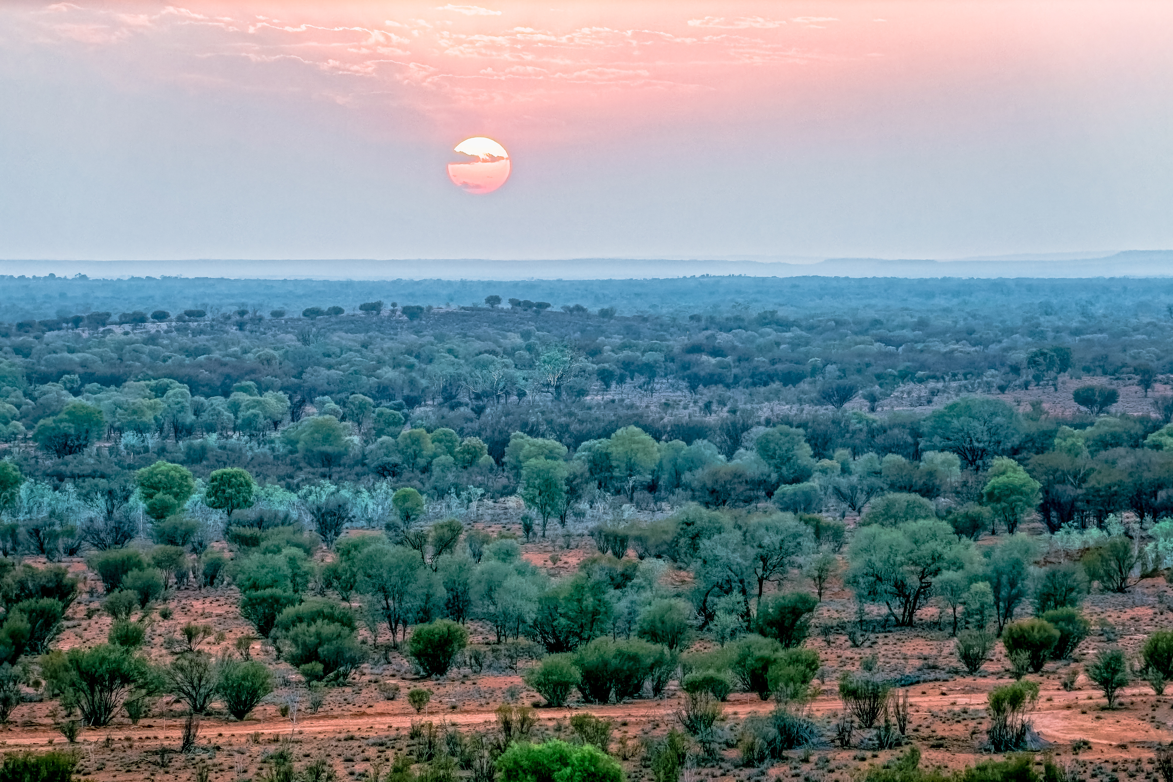 Luftaufnahme vom Sonnenaufgang im  Outback bei Alice Springs im Northern Territory Australien