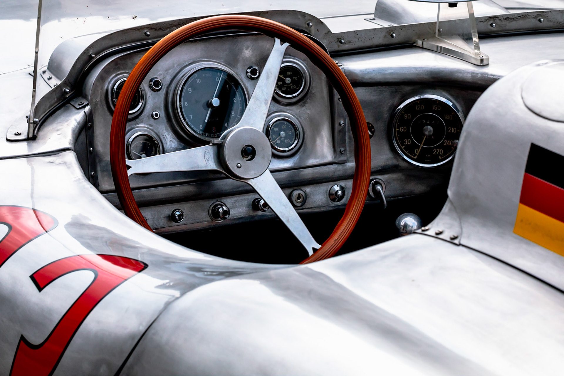 Oldtimer Mercedes Benz SLR, 1958, 2996 ccm, 220 PS, 240 km/h, Nahaufnahme des Armaturenbretts mit Lenkrad
