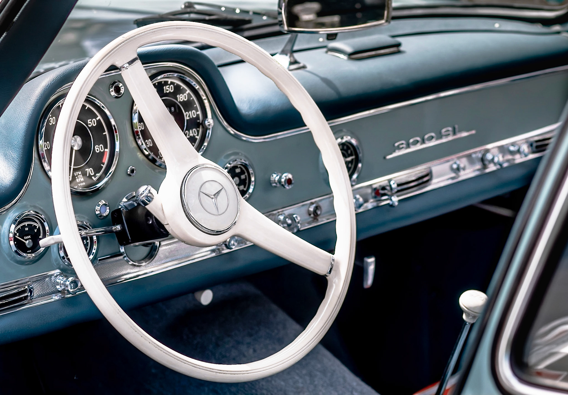 Oldtimer Mercedes Benz 300 SL Flügeltürer, Bj. 1955, 2996 ccm, 215 PS, 250 km/h, Nahaufnahme des Armaturenbretts mit Lenkrad