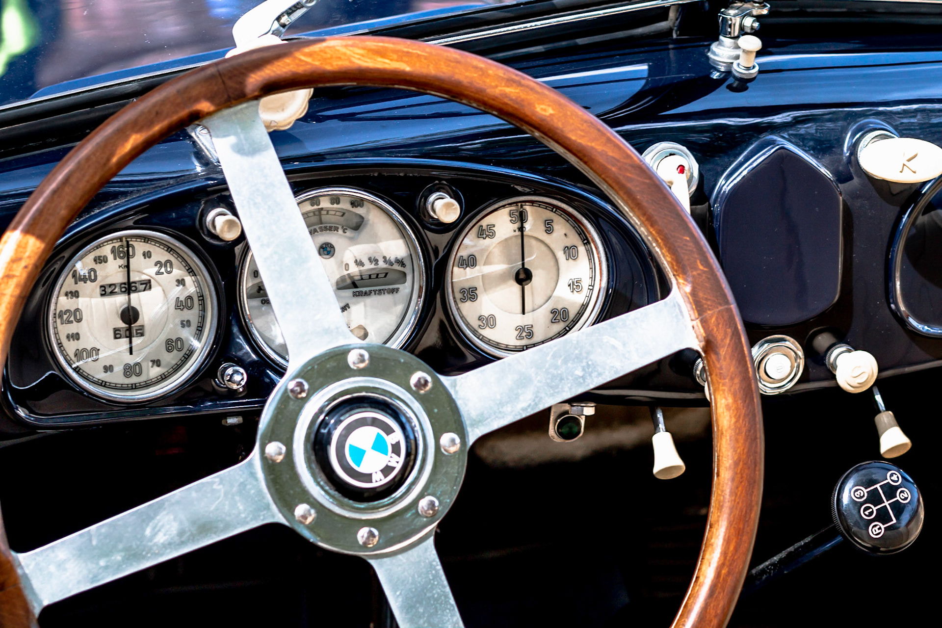 Oldtimer BMW 327/328, Bj, 1938, 1957 ccm, 80 PS, Nahaufnahme des Armaturenbretts mit Lenkrad