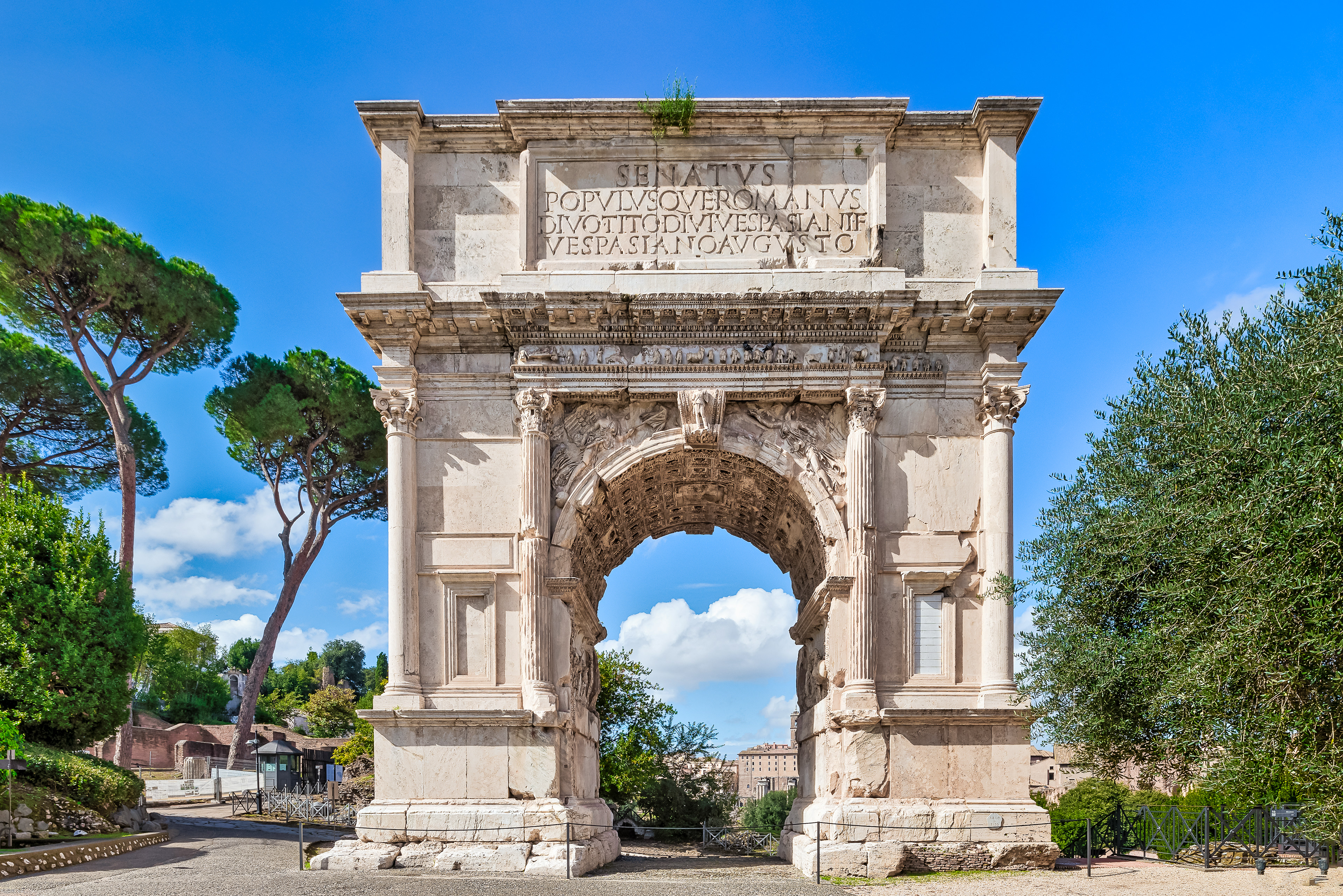 Der ikonische Titusbogen auf der Via Sacra im Forum Romanum