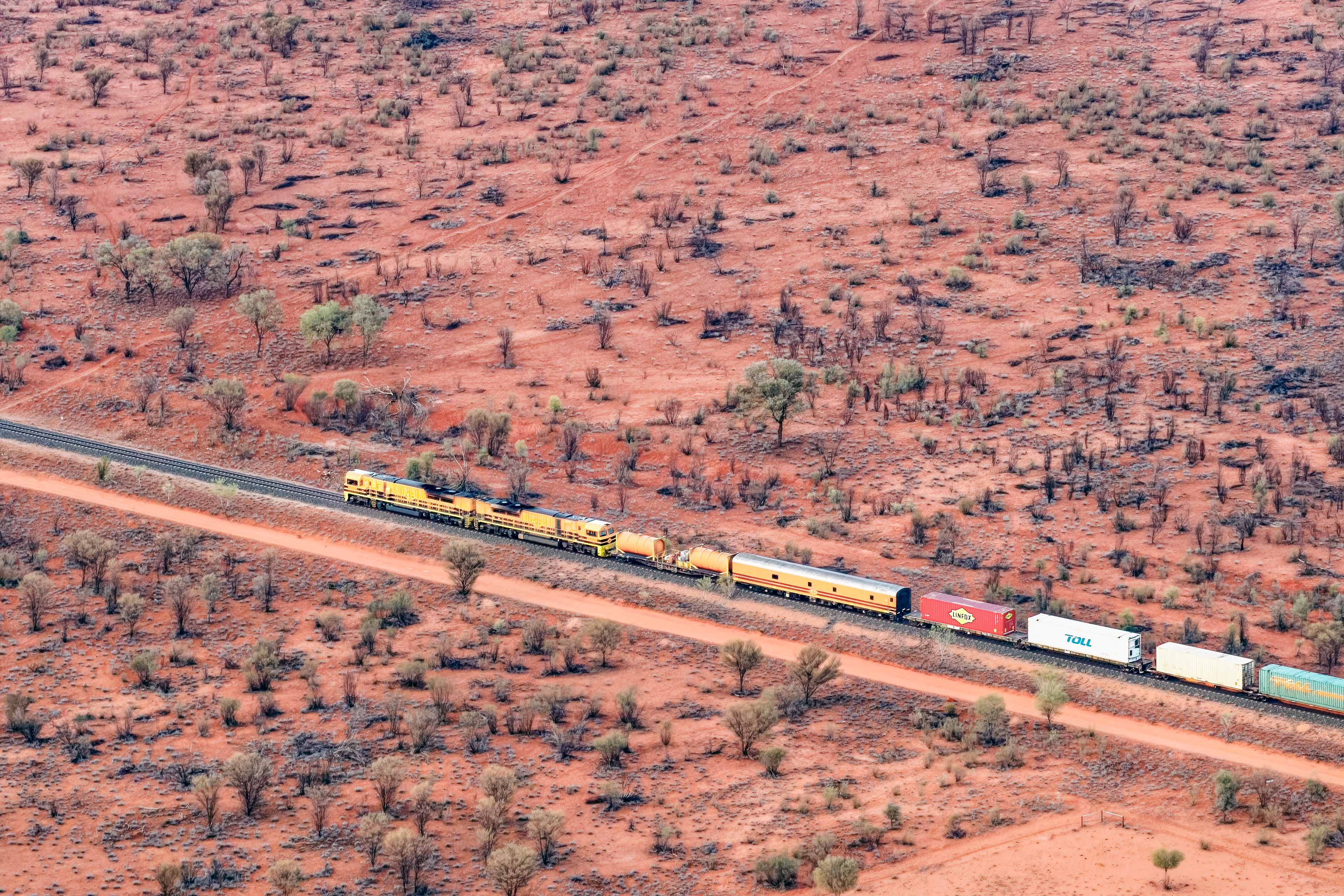 Luftaufnahme von The Ghan Train von Adelaide über Alice Springs nach Darwin im Northern Territory von Australien