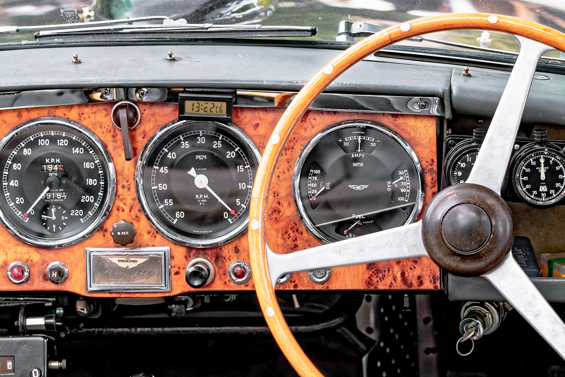 Oldtimer Aston Martin DB 2/4 MKI DHC Bj, 1955, 3600 ccm, 180 PS, 180 km/h, Nahaufnahme des Armaturenbretts mit Lenkrad