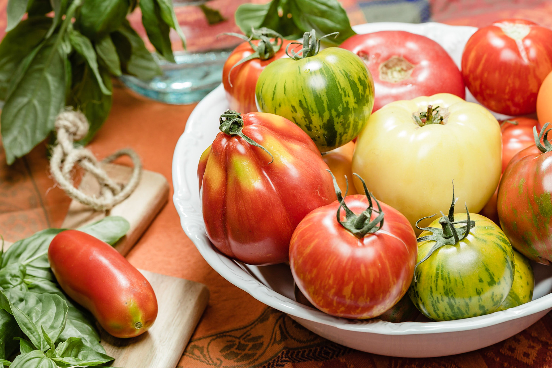 Historische Tomaten in weisser Schale