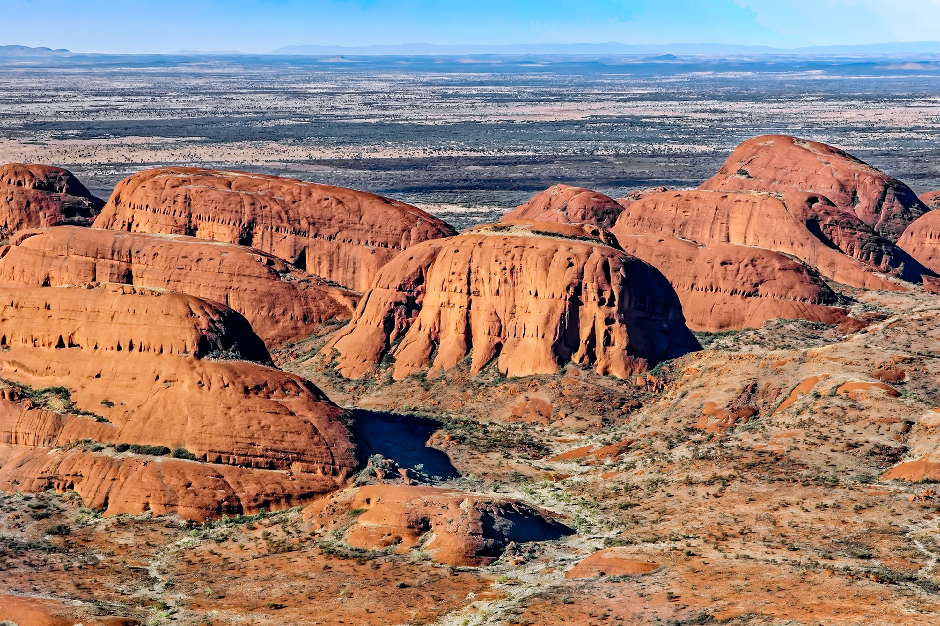 Helikopterflug über die Kata Tjuṯas im Uluṟu-Kata-Tjuṯa-Nationalpark im Northern Territory von Australien