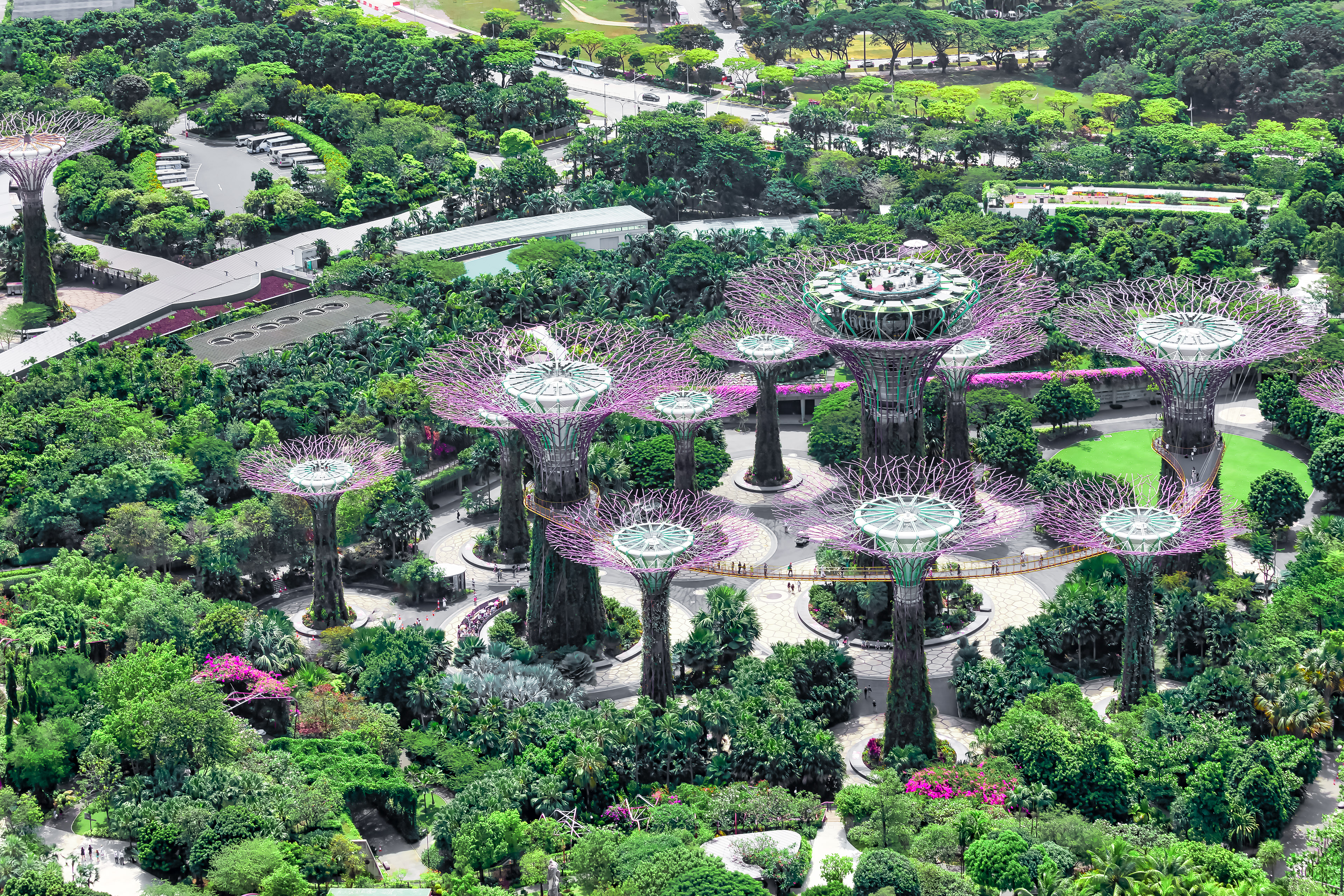 Blick vom Marina Bay Sands Hotel auf  die Gardens by the Bay mit den Super Trees
