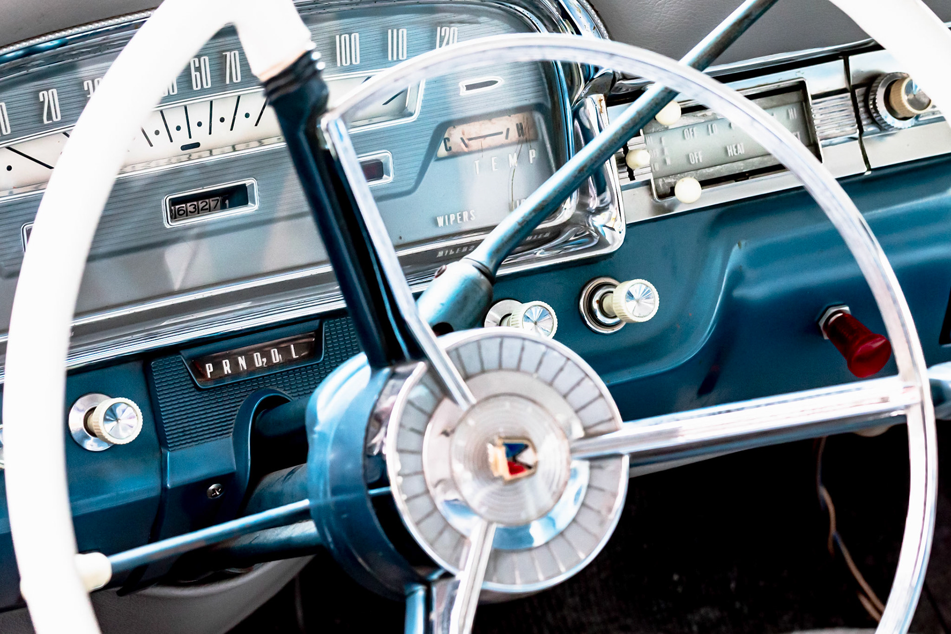 Oldtimer Ford Galaxie Skyliner - Bj. 1959, 5768 ccm, 300 PS, 185 km/h, Nahaufnahme des Armaturenbretts mit Lenkrad