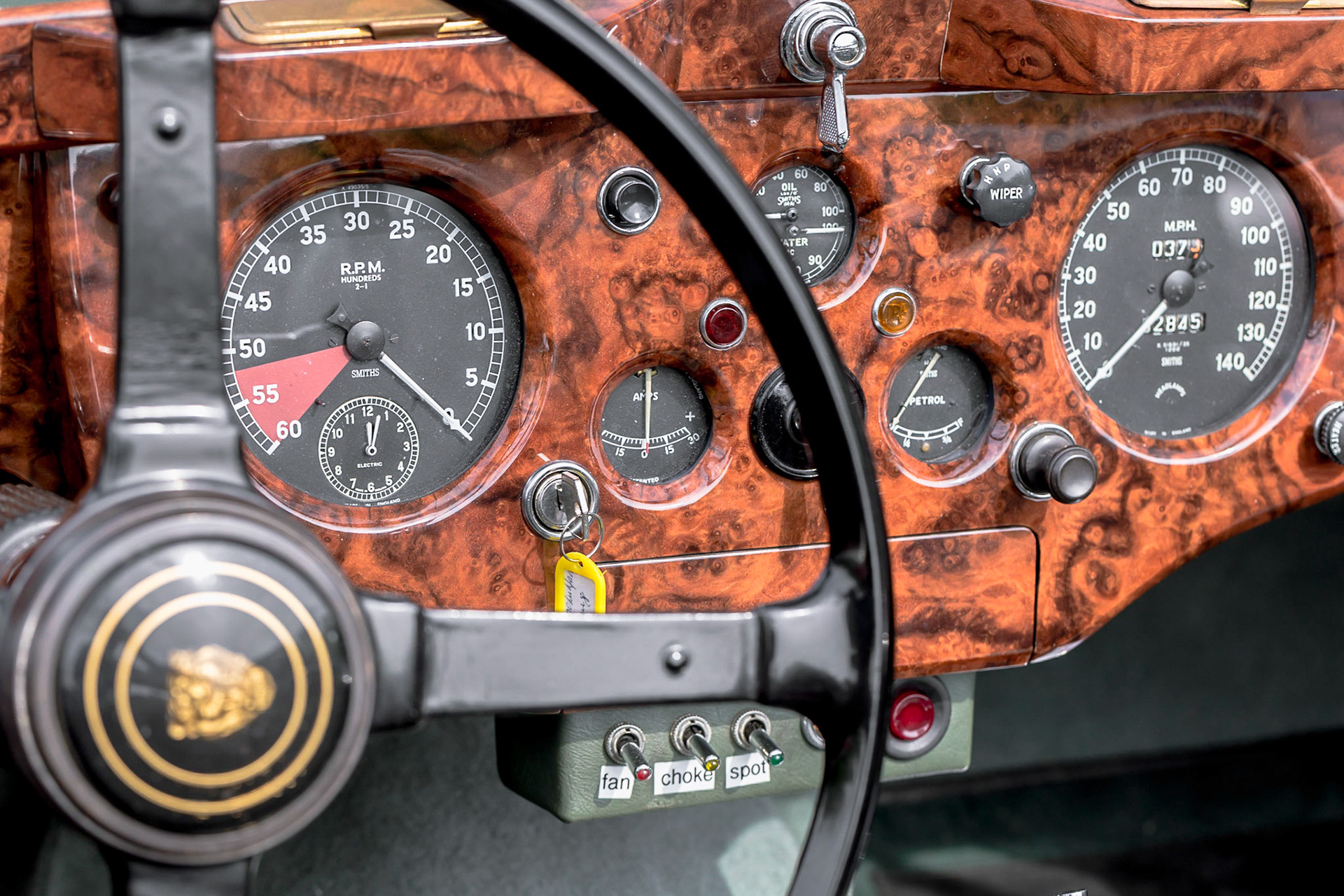 Oldtimer Jaguar XK 140 DHC SE, Baujahr 1955, 3600 ccm, 210 PS, 210 km/h, Nahaufnahme des Armaturenbretts mit Lenkrad