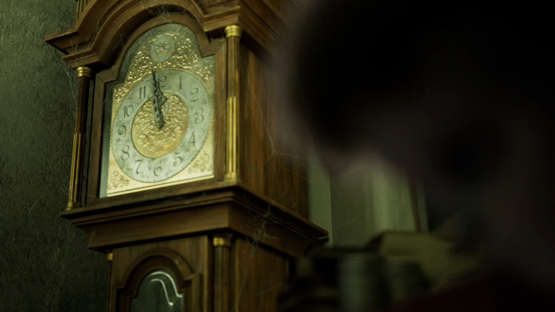 Clock with webs