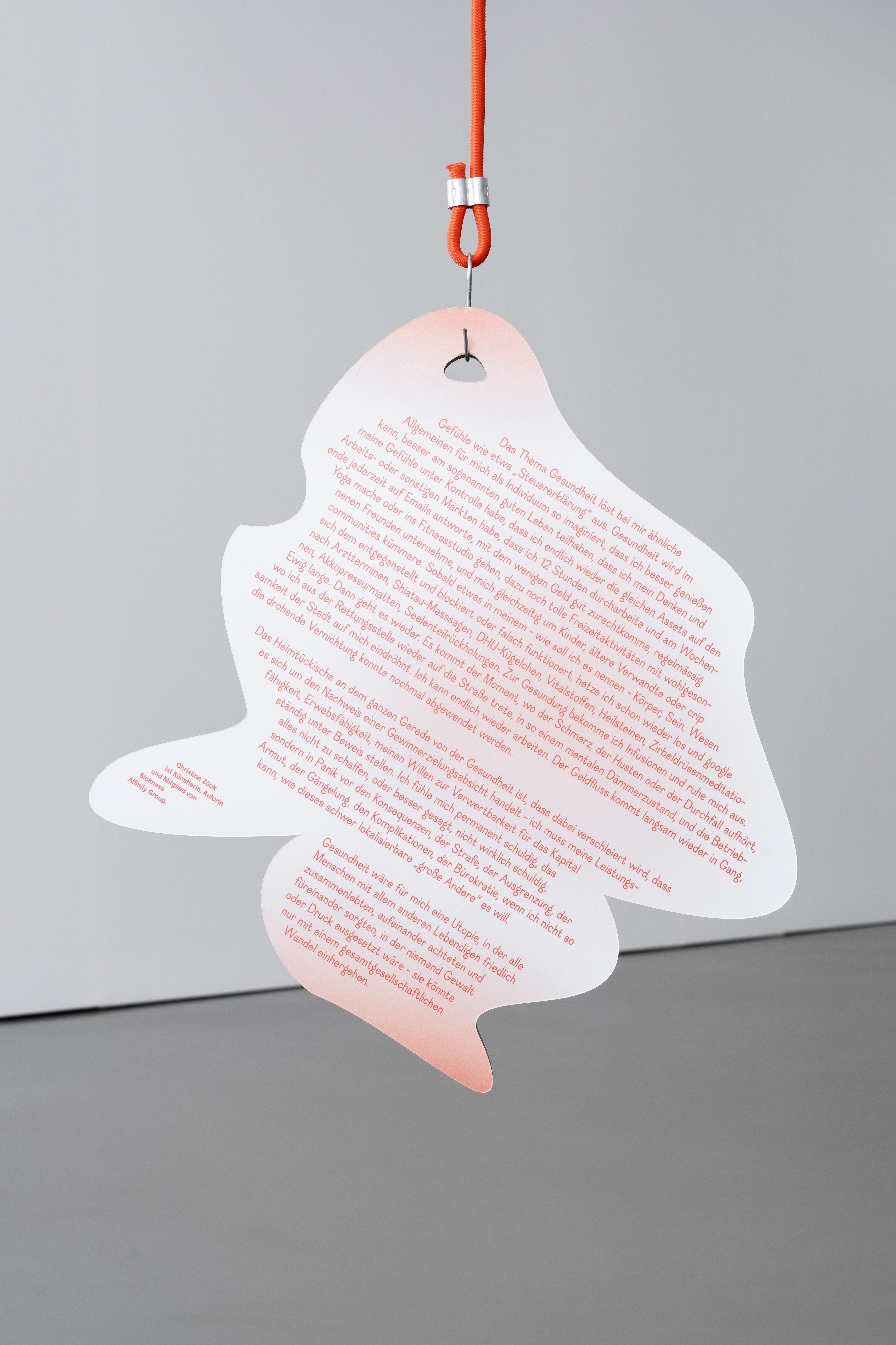 Room installation in the exhibition »Caring in Times of Continuous Crisis« | Kunstverein Kassel | Formate des Dialogs in cooperation with Break Isolation Group and Sickness Affinity Group, 2023. (Photo: Nicolas Wefers)