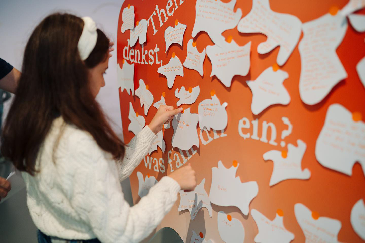 Room installation in the exhibition »Caring in Times of Continuous Crisis« | Kunstverein Kassel | Formate des Dialogs in cooperation with Break Isolation Group and Sickness Affinity Group, 2023. (Photo: Fiona Körner)