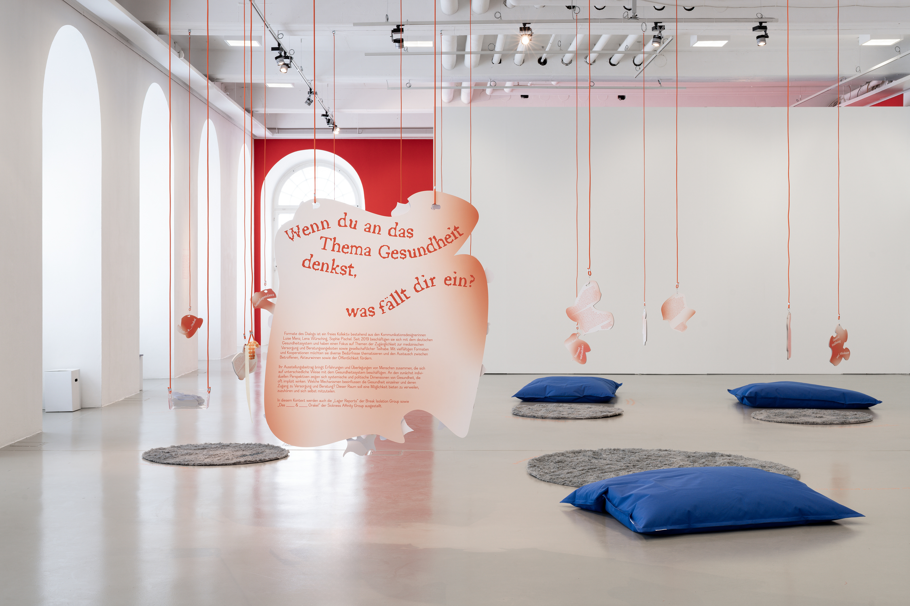 Room installation in the exhibition »Caring in Times of Continuous Crisis« | Kunstverein Kassel | Formate des Dialogs in cooperation with Break Isolation Group and Sickness Affinity Group, 2023. (Photo: Nicolas Wefers)