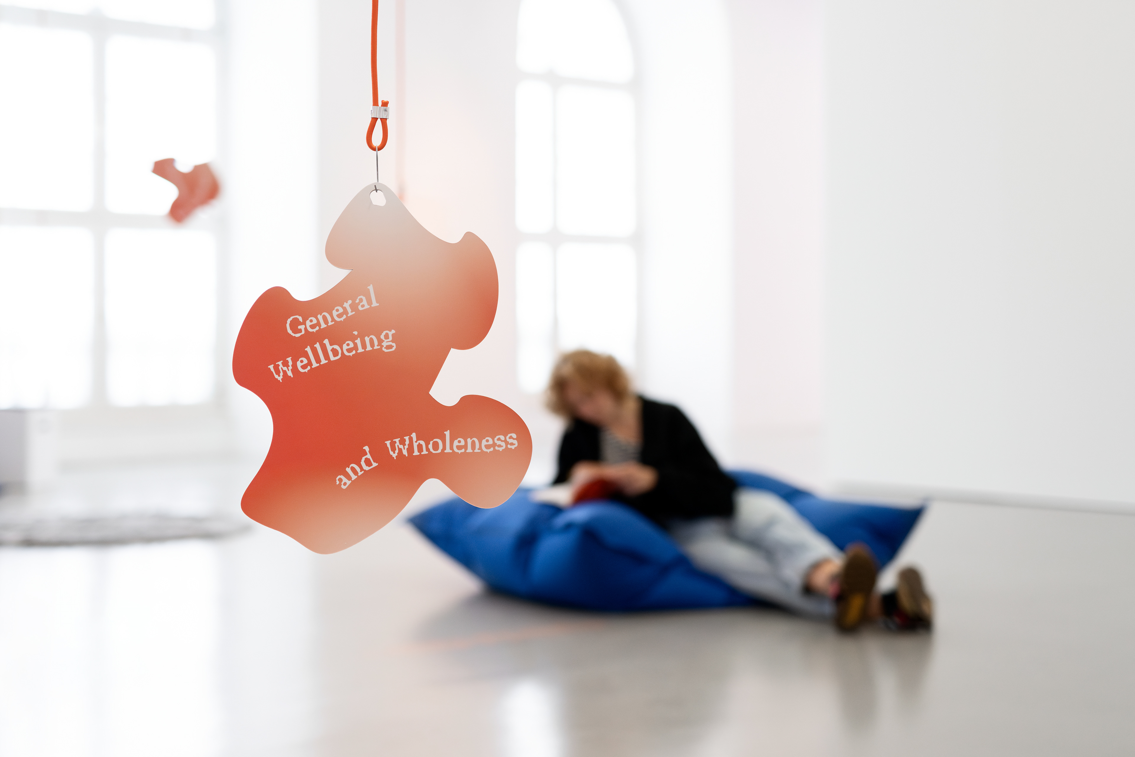 Room installation in the exhibition »Caring in Times of Continuous Crisis« | Kunstverein Kassel | Formate des Dialogs in cooperation with Break Isolation Group and Sickness Affinity Group, 2023. (Photo: Nicolas Wefers)