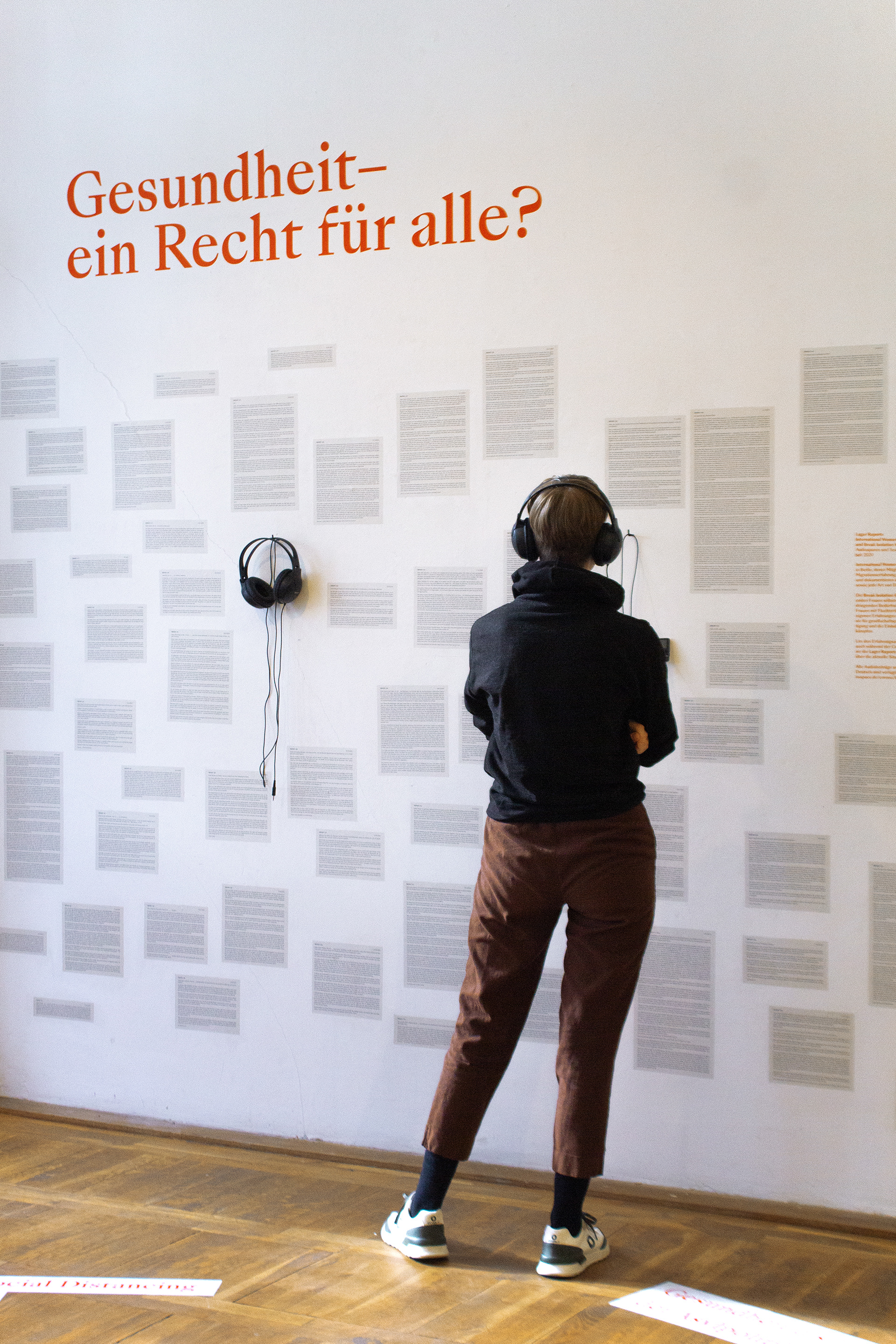 Exhibition installation "Gesundheit –ein Recht für alle" (Healthcare – a right for everyone?), Burg Galerie im Volkspark, in cooperation with Break Isolation Group, concept & design by Formate des Dialogs, 2021