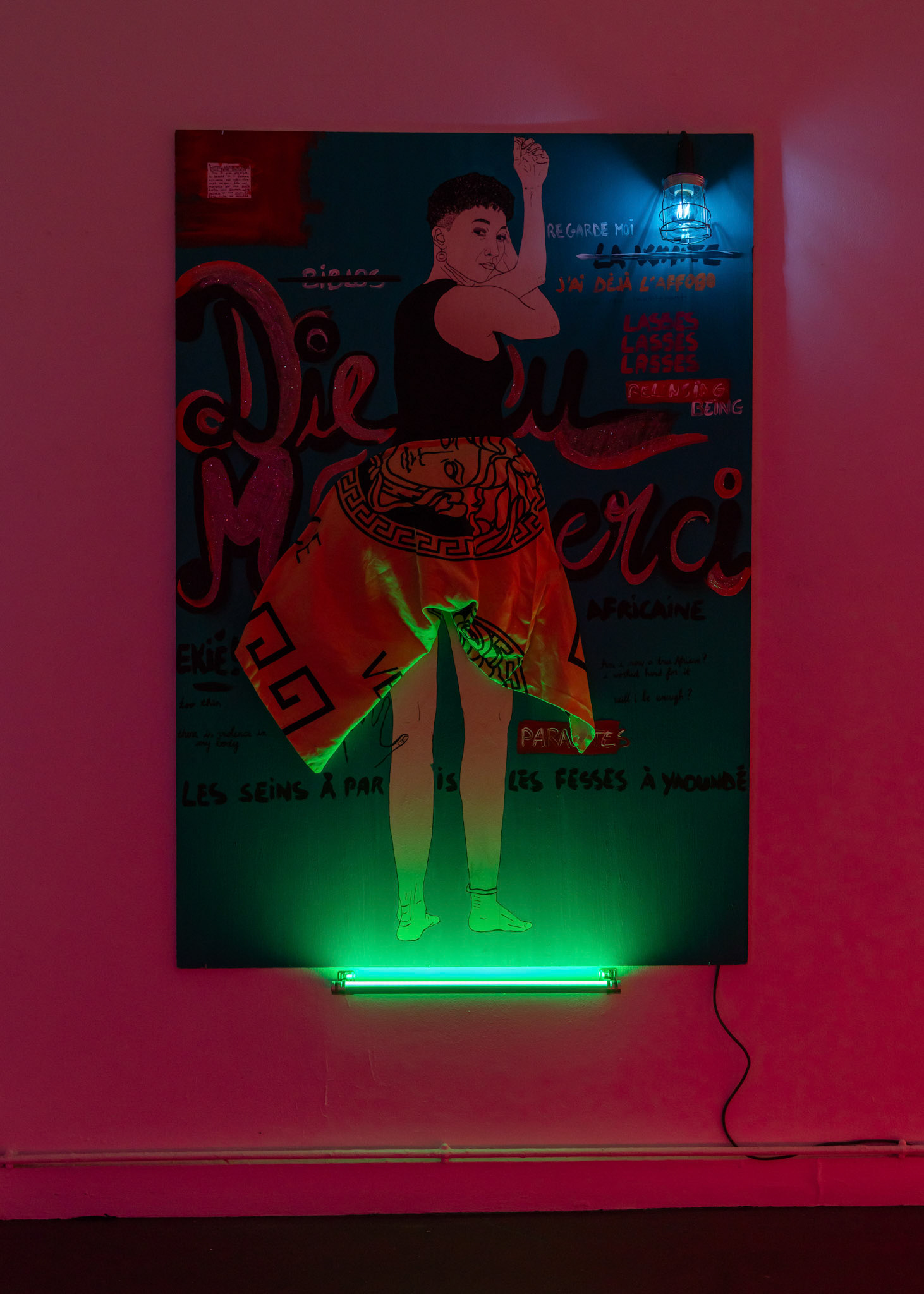 Dieu Merci, 2024, 180x120, Acryliques, Encre de Chine et Tissu. Néon et lampe associés à la pièce. (Prix sur demande)