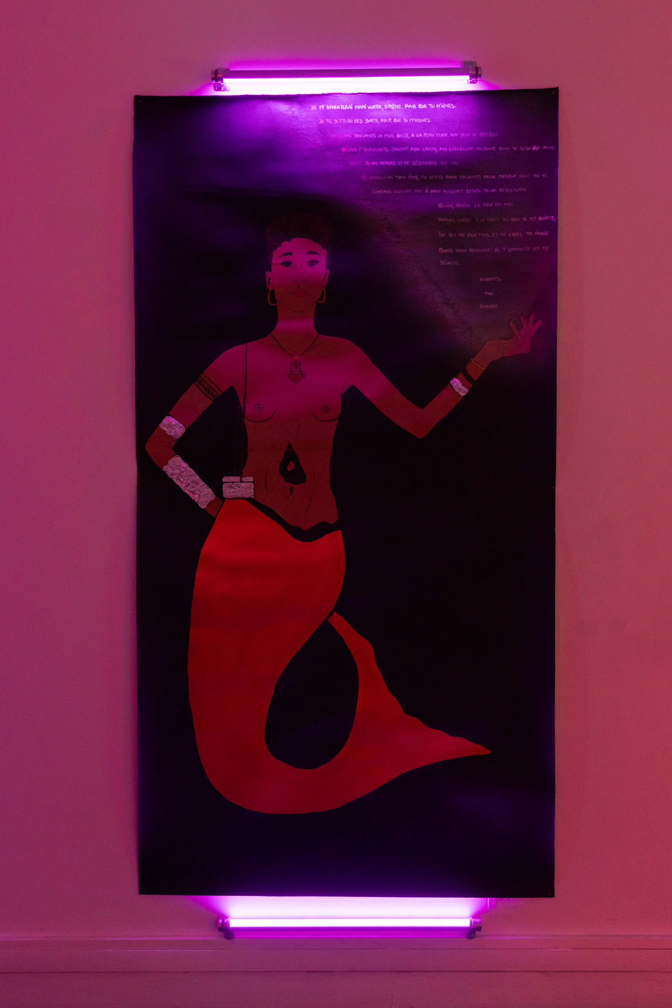 Mami Wata, 2024, 170x97cm, Acryliques, Encre de Chine et Aluminium sur papier kraft. Néons associés à la pièce. (Prix sur demande)