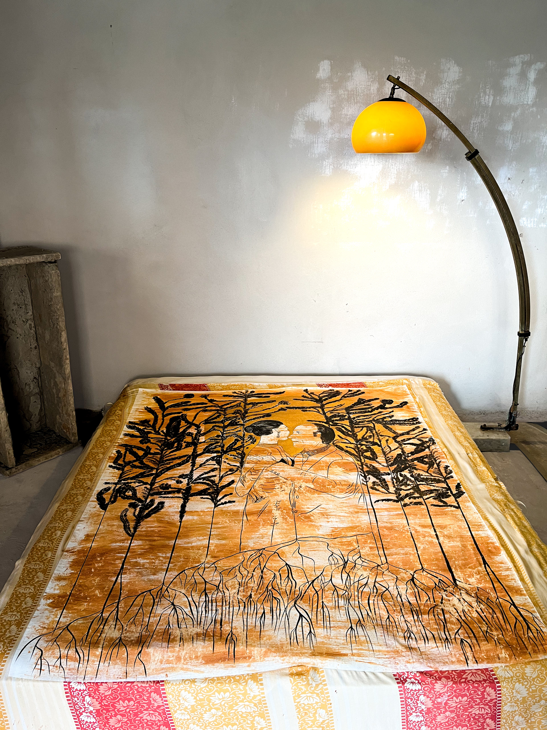 HOME COMING - La danse des souvenirs, Souvenirs enracinés. Format lit double. Terre du village maternel, acryliques et encre de chine sur drap de l'artiste. Installation. 2026.