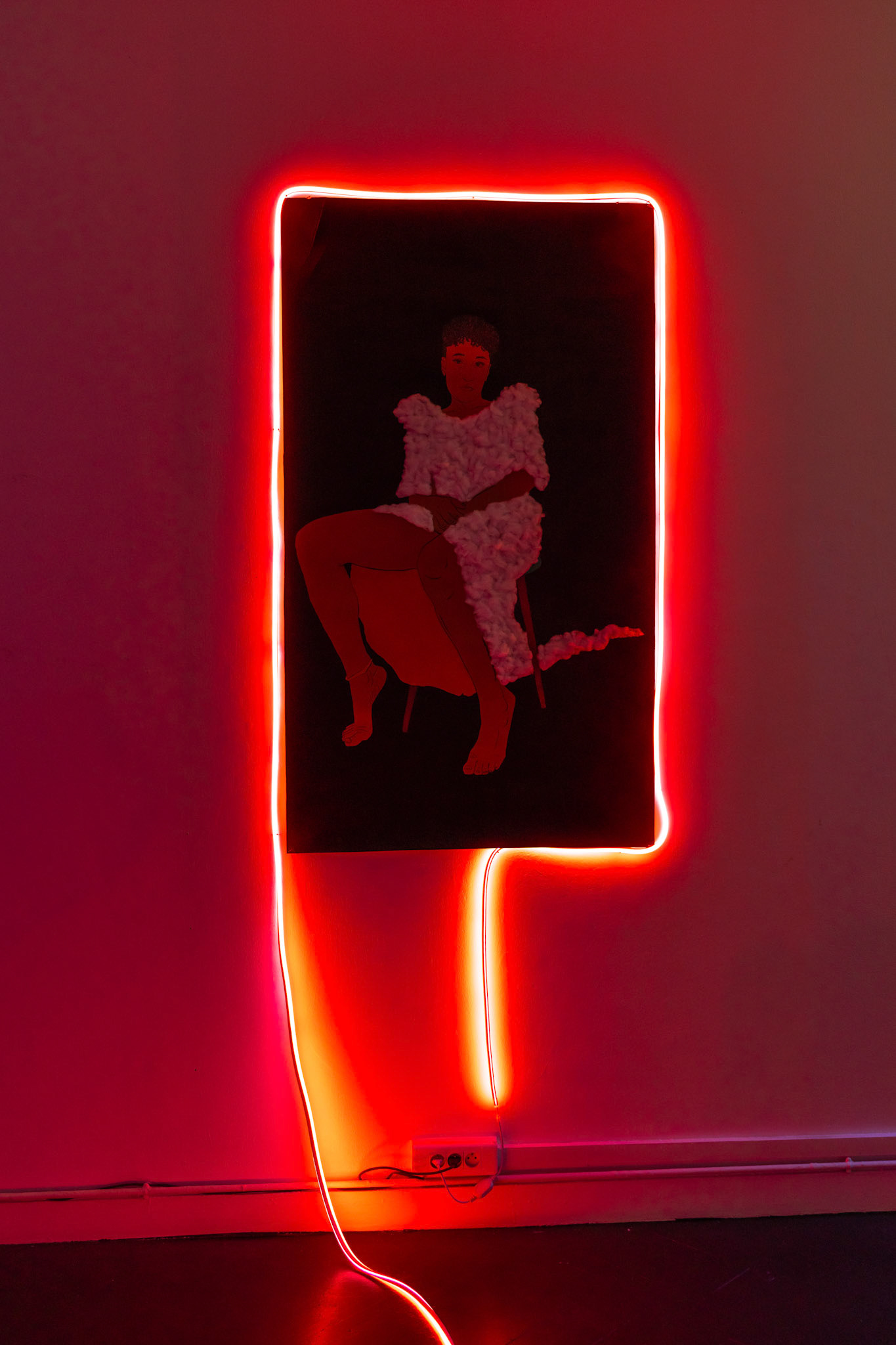 Désenchantée, 2024, 170x97cm, Acryliques, Encre de Chine et Coton sur papier kraft. Fil néon associé à la pièce. (Prix sur demande)