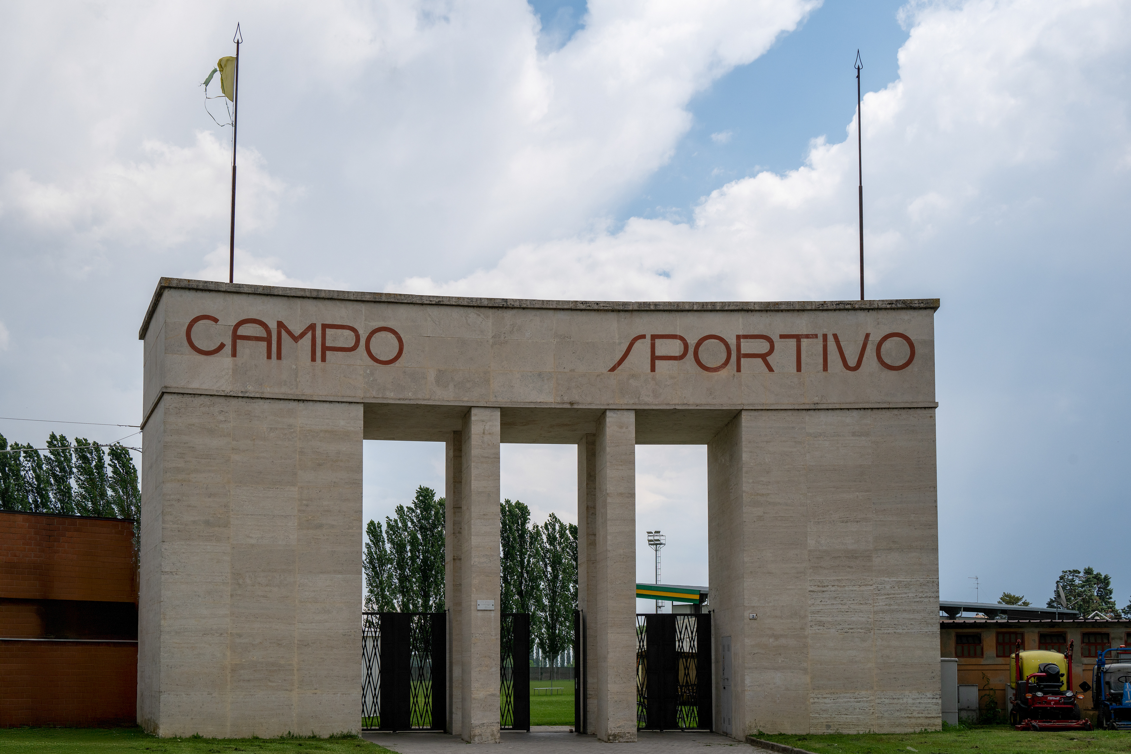 Tresigallo è una cittadina dell’Emilia-Romagna nota come “città metafisica” per la sua architettura razionalista degli anni Trenta. Ricostruita durante il periodo fascista, presenta piazze ampie, edifici geometrici, linee essenziali e un’atmosfera sospesa che richiama i dipinti di Giorgio de Chirico. Il suo impianto urbano ordinato e monumentale la rende un esempio unico di città progettata secondo una visione simbolica e idealizzata.