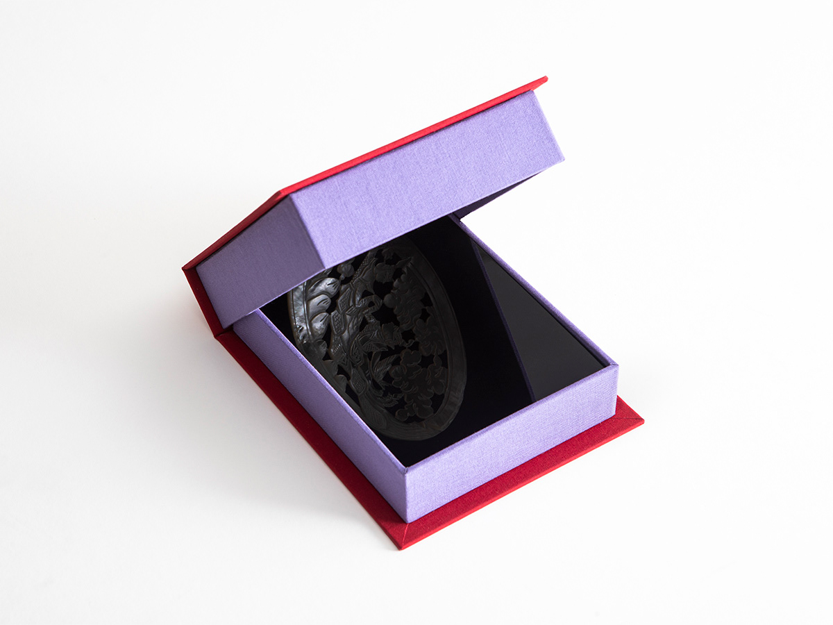 Lovers, 2019 Técnicas mixtas, Cartón, tela, nácar, acrílico, imanes Medidas 16,5 x 20 x 5 cm