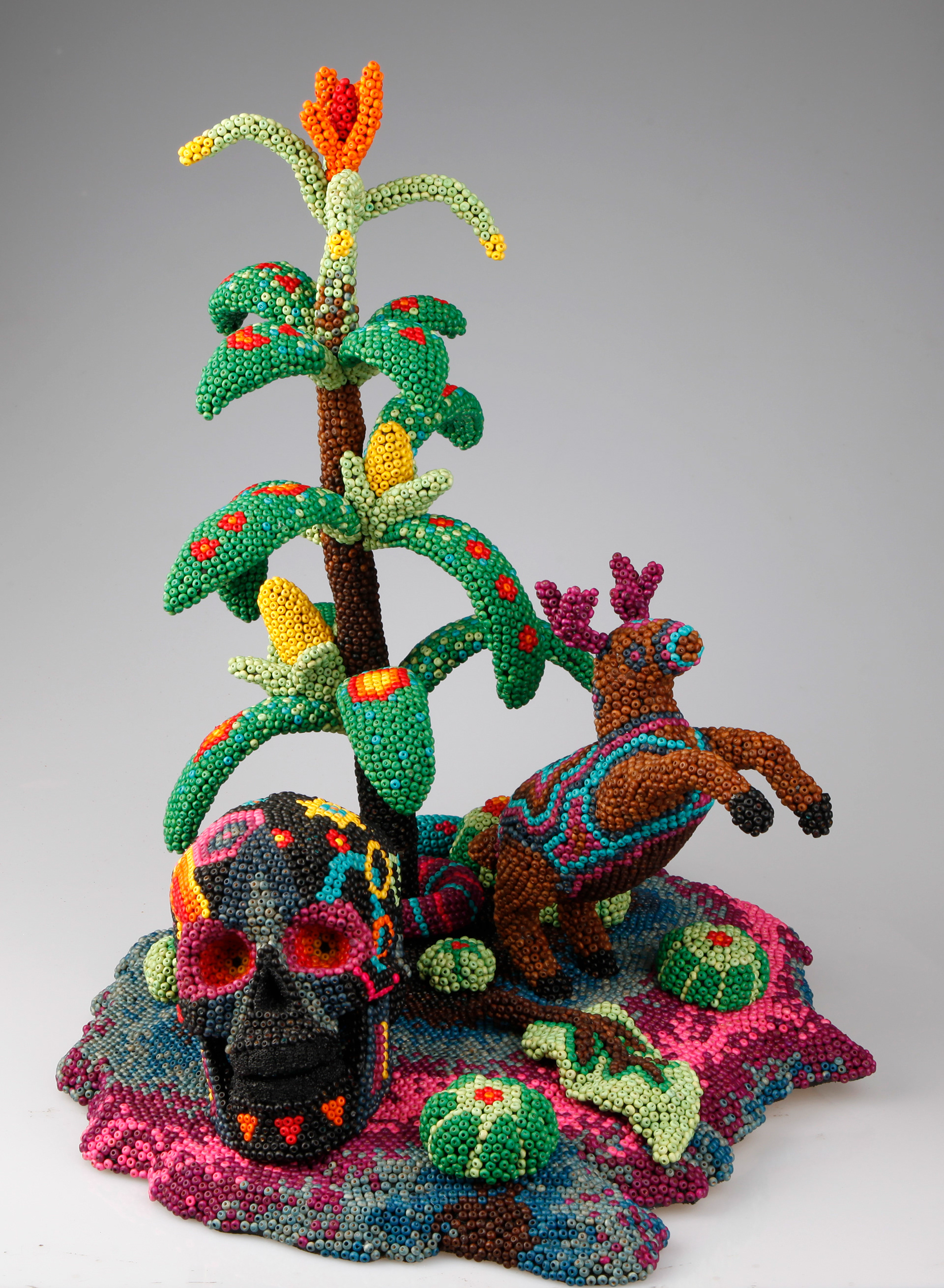 Huichol, 2014 | Fibrofácil, epoxy, alambre y telgopor recubierto con mostacillas | 60 x 46 x 60 cm. 