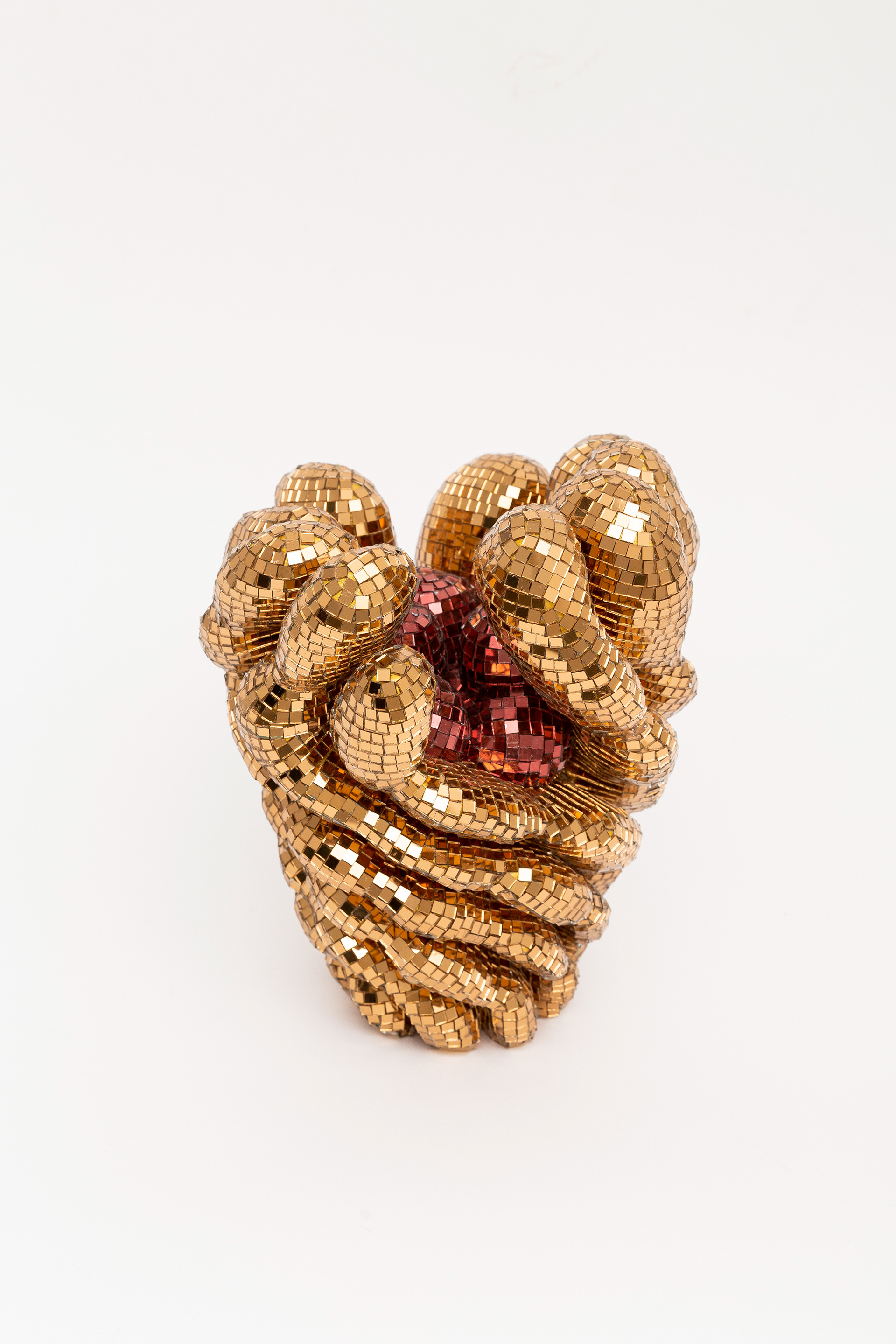 Cactácea en espiral, 2024 | PVC espumado recubierto con fragmentos de espejos | 30 x 18 x 18 cm.