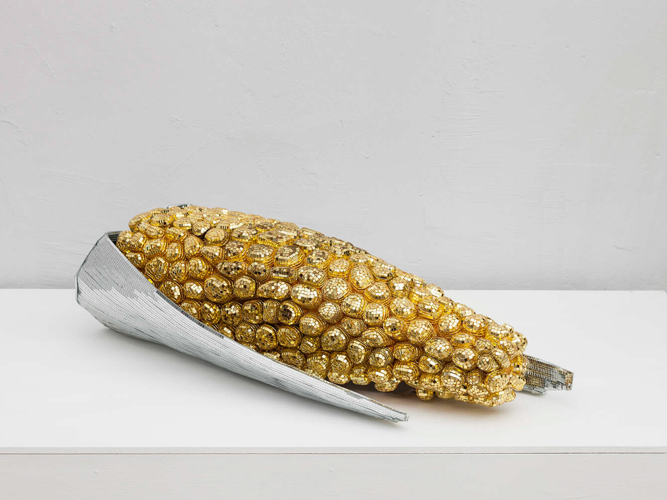 La Mazorca II, 2021 I PVC expandido, vidrios espejados, fibrofácil, alambre y acrilico | 100 x 30 x 26 cm. 