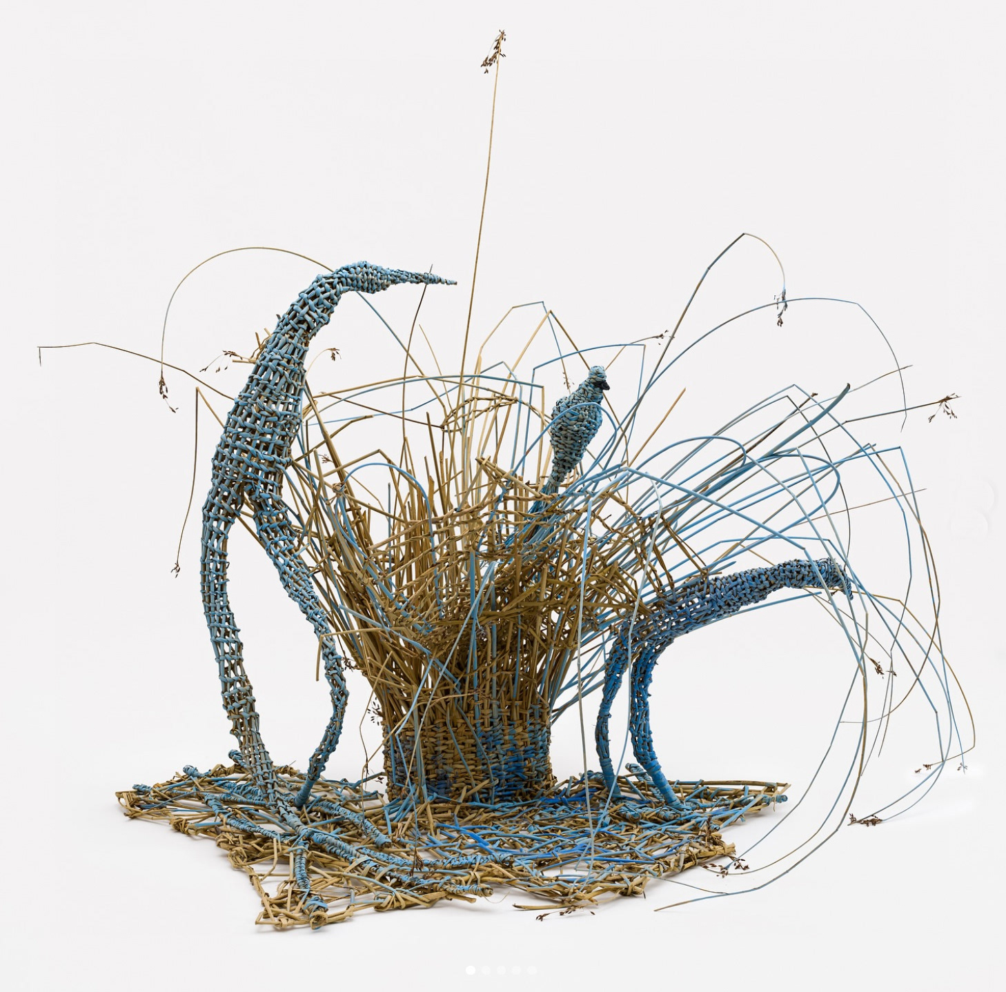 Reunión al borde del agua, 2025 | Juncos y pintura acrílica | 140 x 120 x 160 cm. 