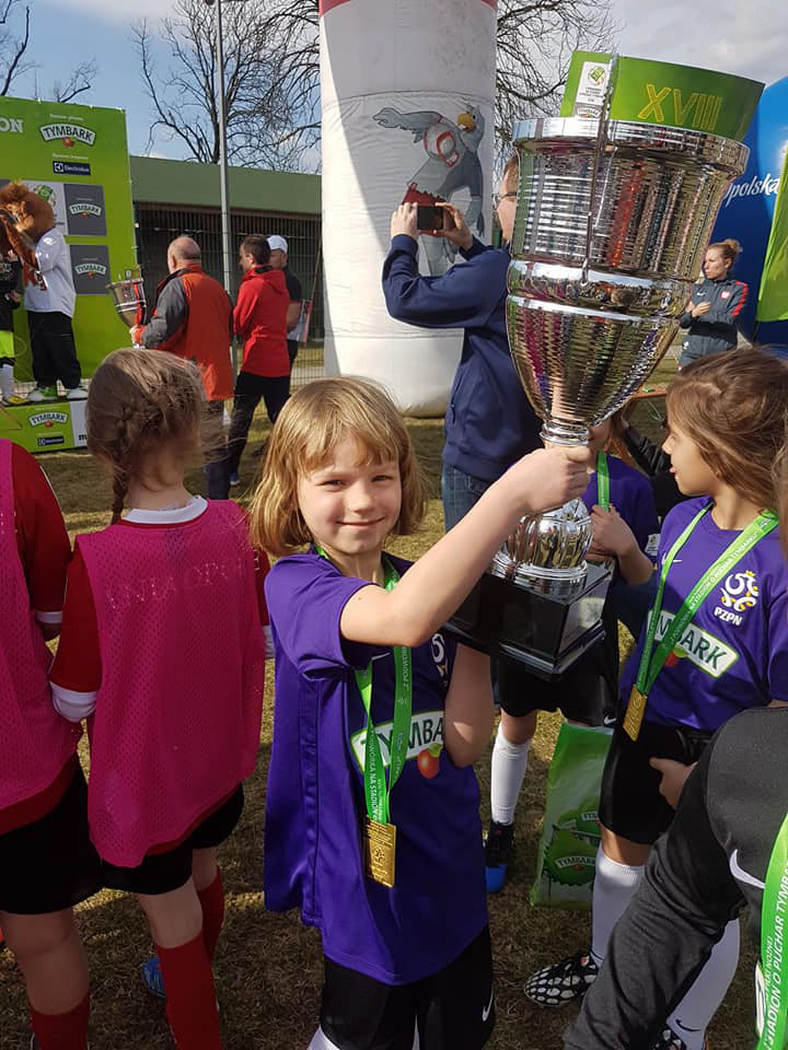 PUCHAR TYMBARKA "Z PODWÓRKA NA STADION" & ZOSIA ZELENT