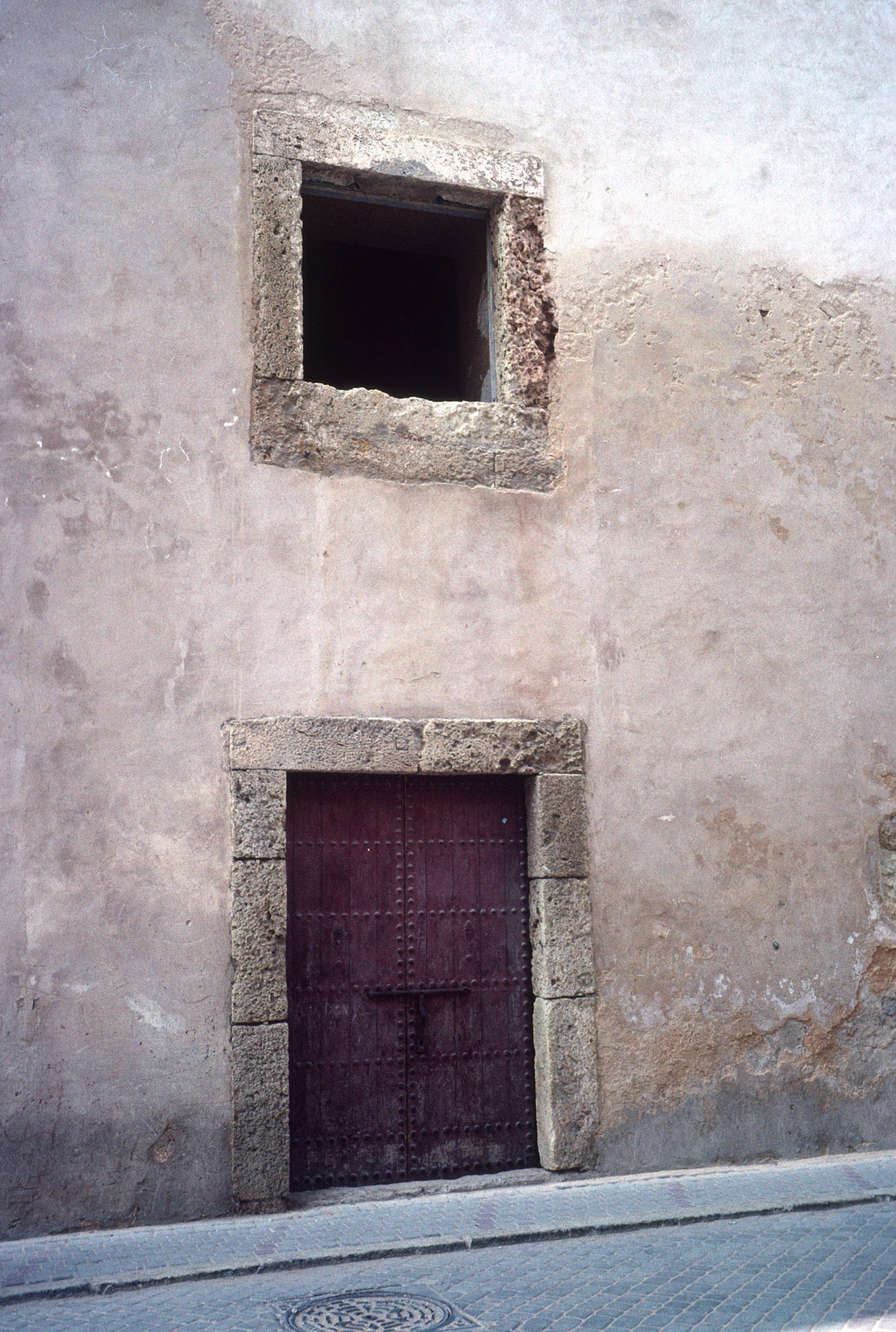 Romeo, oh Romeo... That looks like the perfect way to sneak into my Juliet's room! Mused Max (A18)