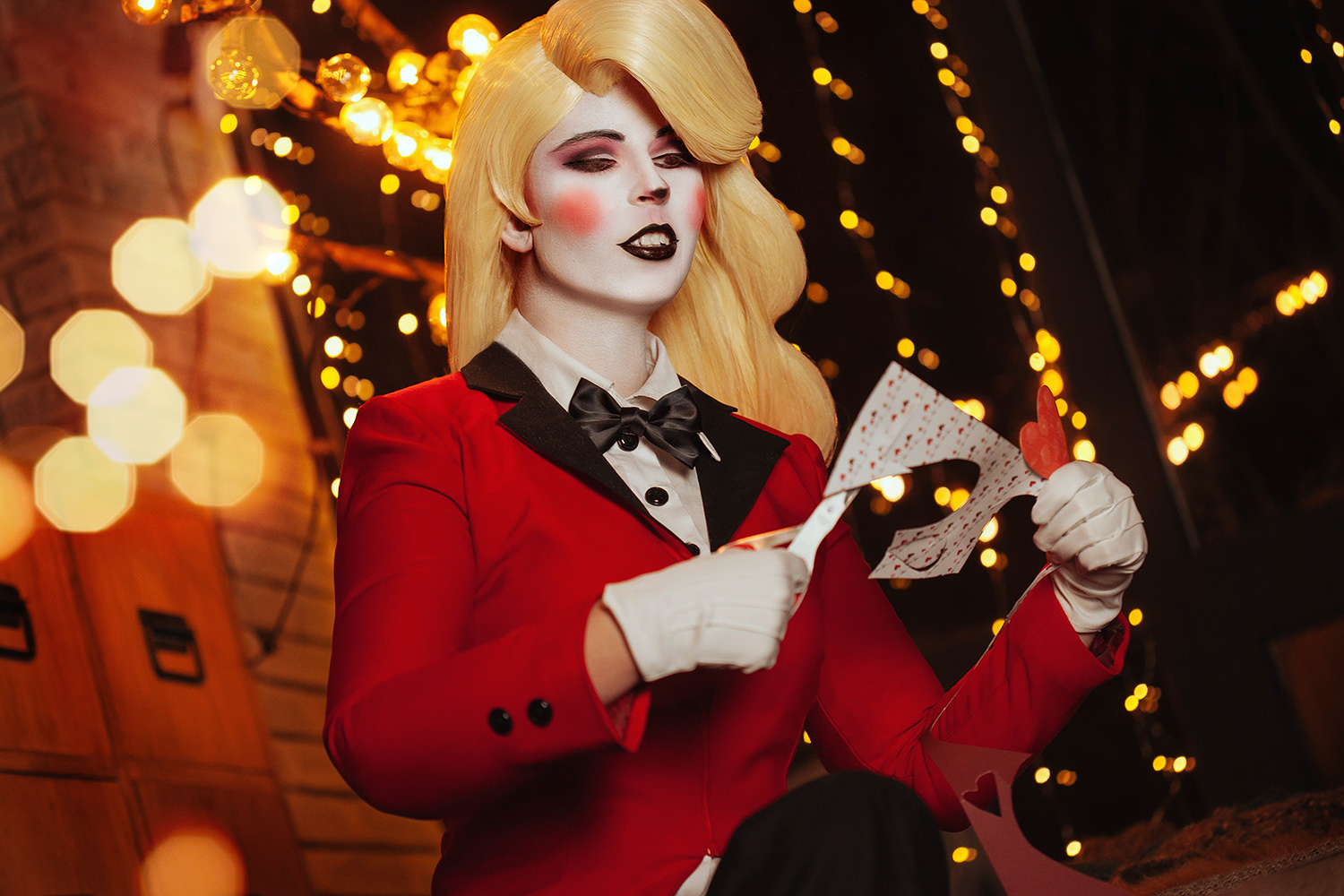 Косплей хазбин. Чарли ХАЗБИН косплей. Hazbin Hotel Charlie Cosplay. Отель ХАЗБИН Люцифер косплей. Чарли из отель ХАЗБИН косплей.