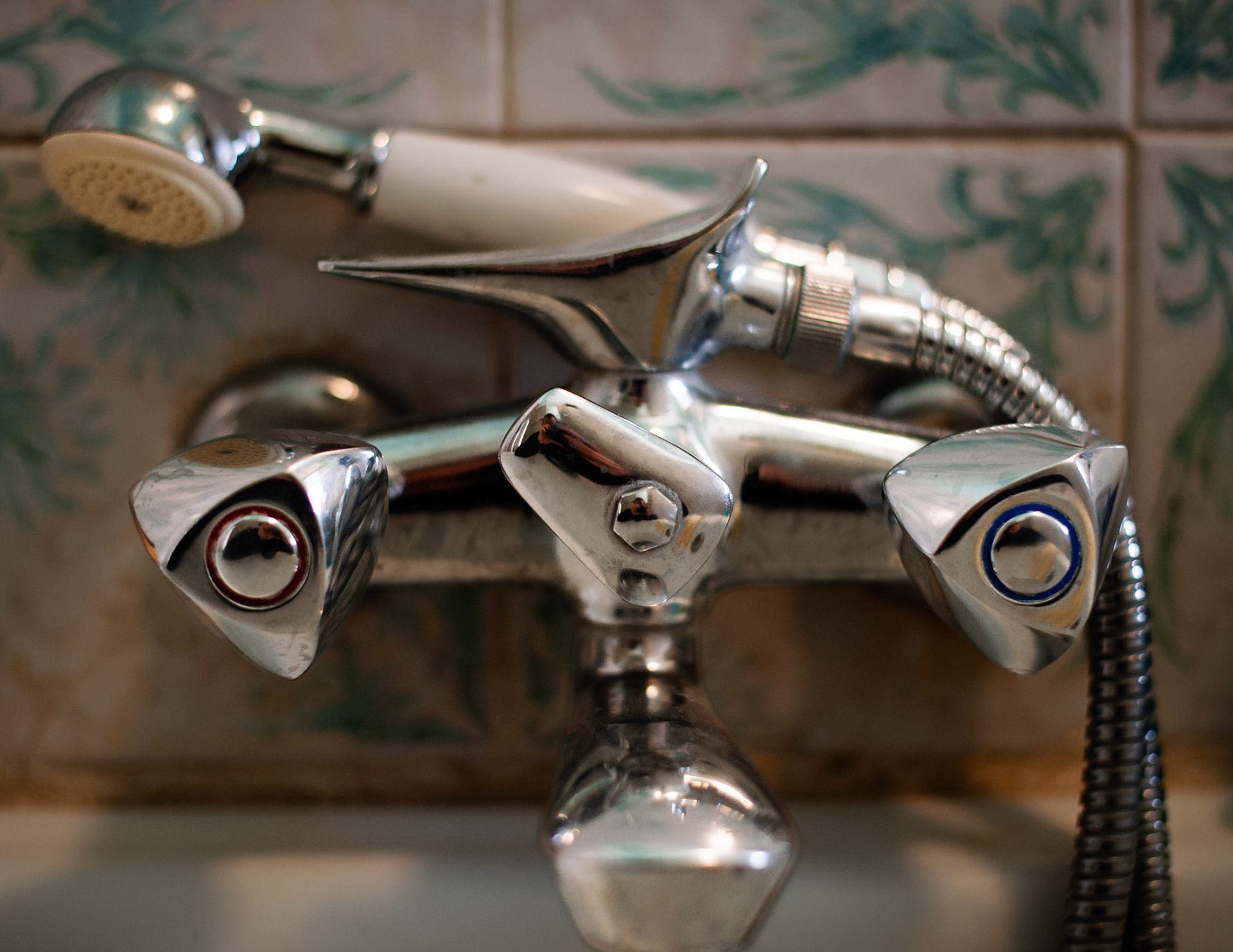 There was no shower in Nonna's house.  Only this thing and a small bathtub.