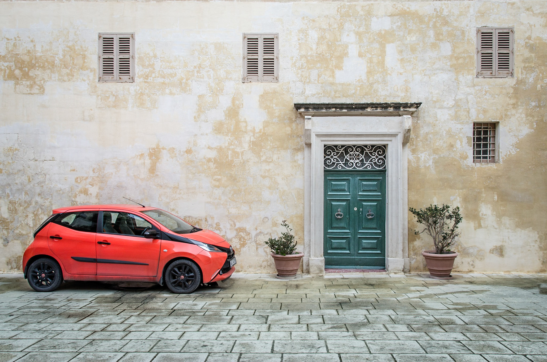 Contrasting colours in Mdina, Malta