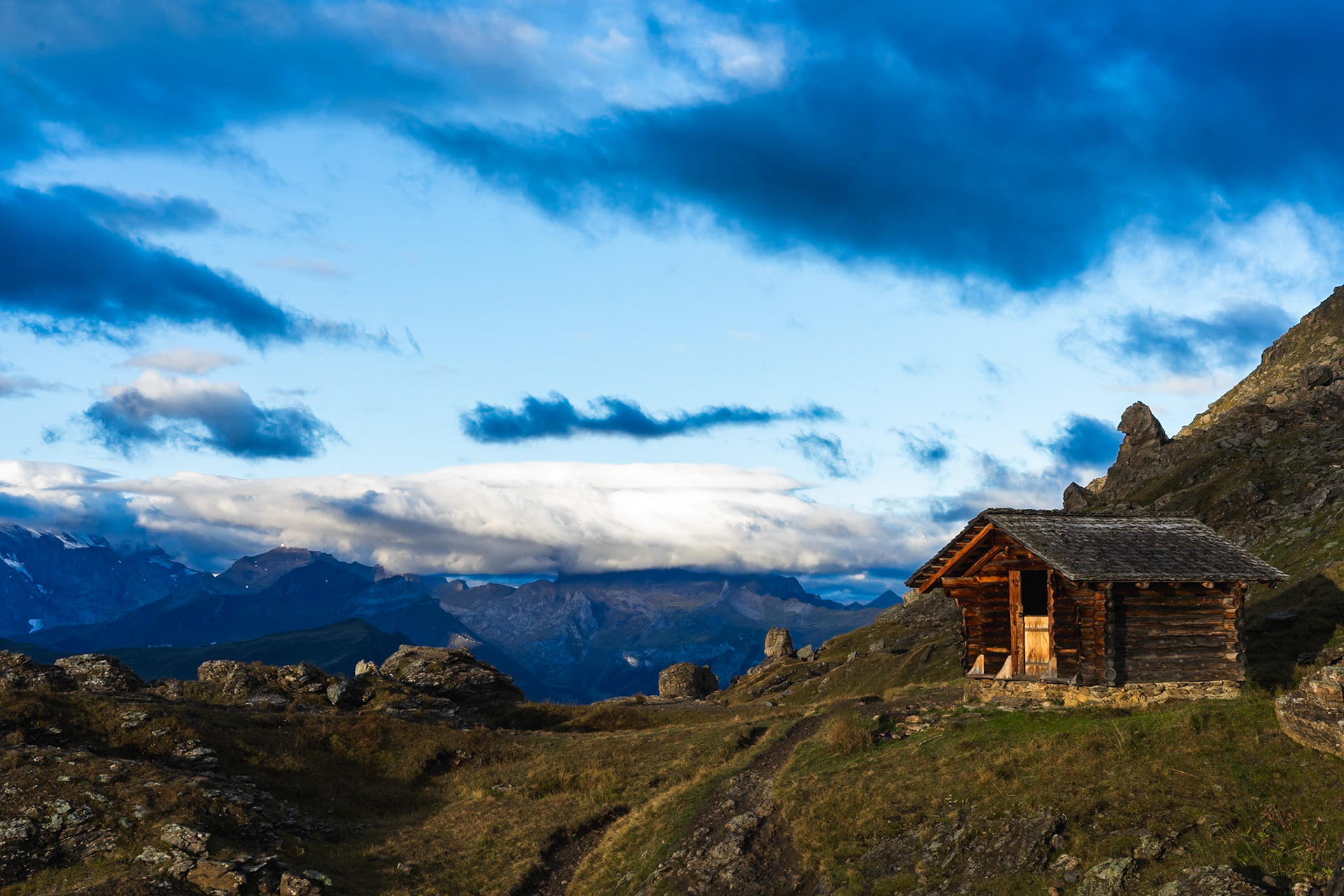 Sunrise in the Alps – A Majestic Start to the Day in the Heart of the Mountains