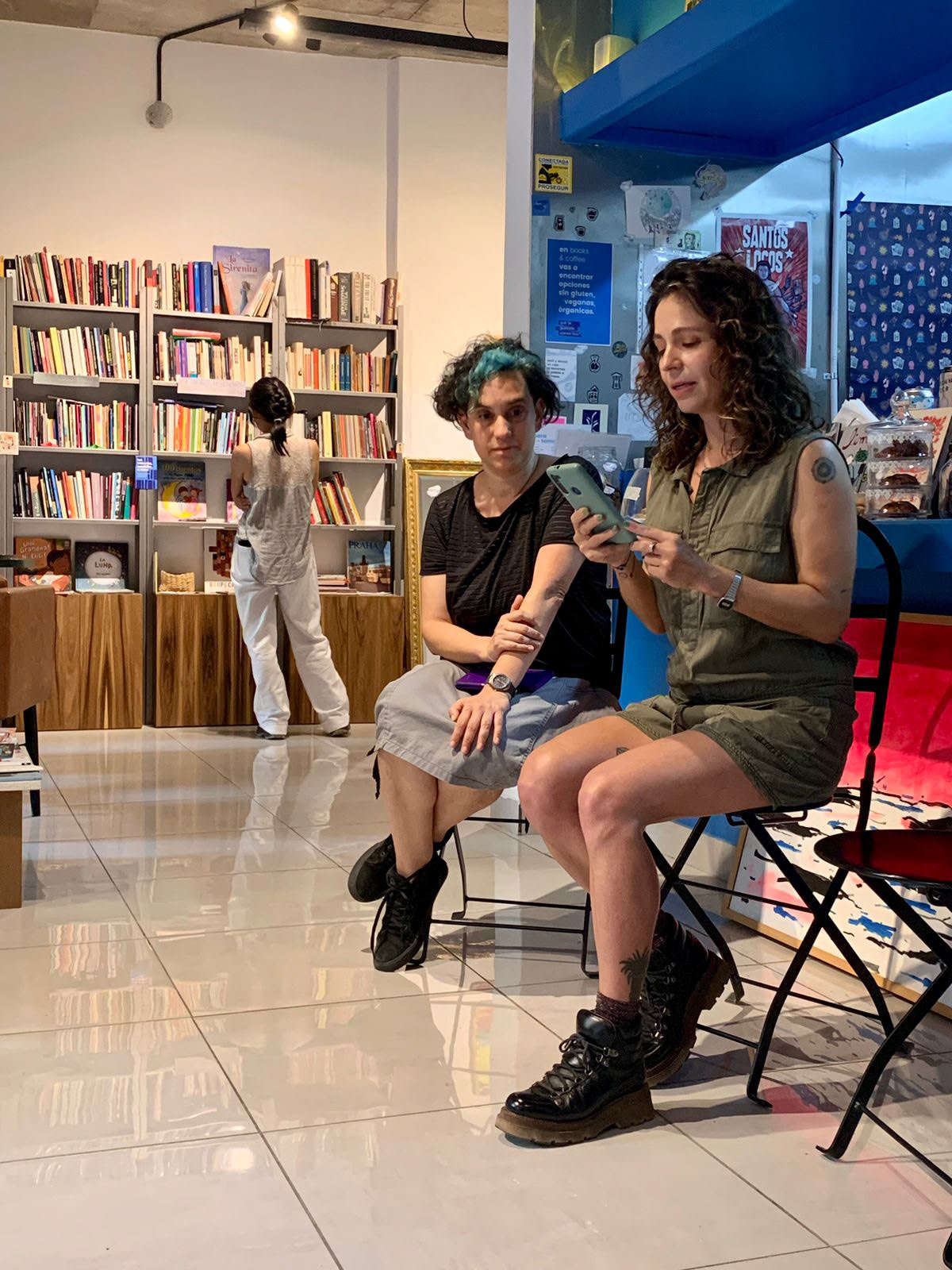 Fotos de la lectura con el cierre poético de Laura A. López.