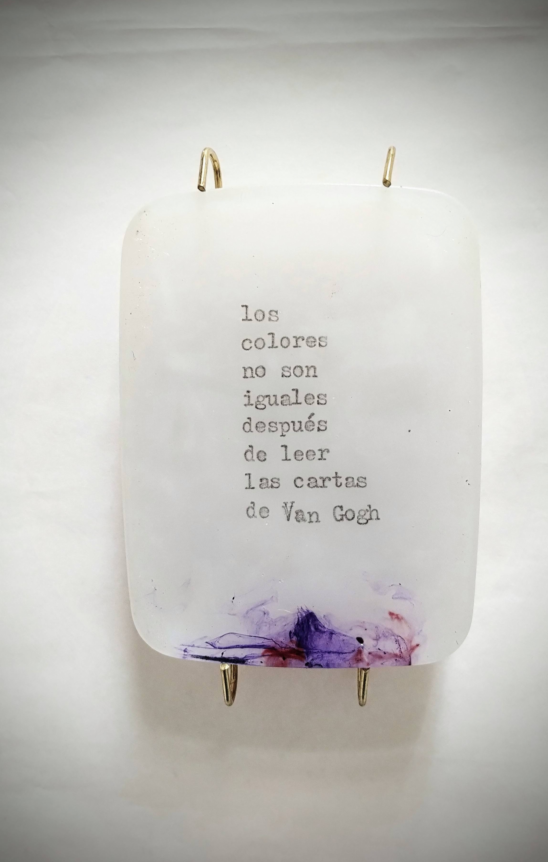 "Los colores y las cartas". Medida: 7,5 cm x 5,5 cm. Resina, papel de seda, poema en Olivetti Lettera.