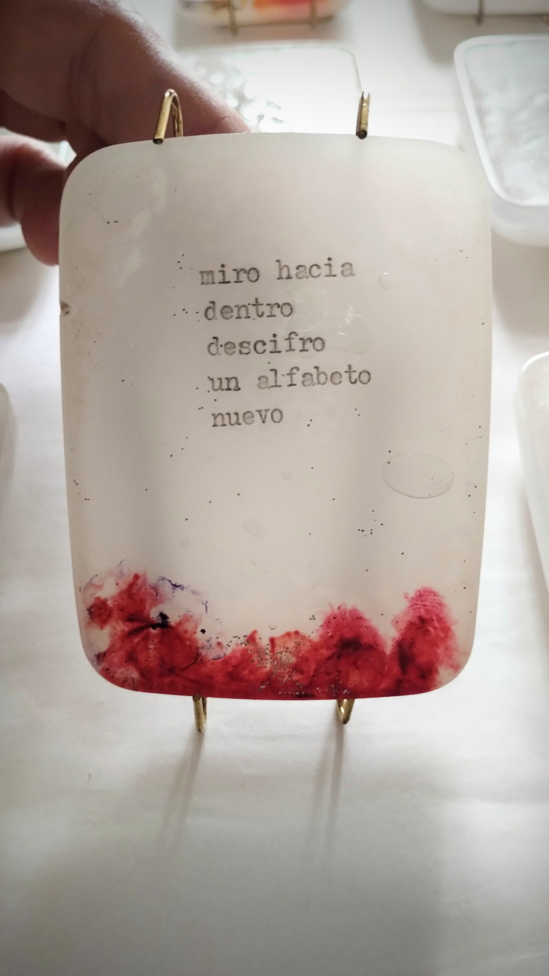 "Hacia dentro". Medidas: 7,5 cm x 5,5 cm. Resina, papel de seda, poema en Olivetti Lettera.
