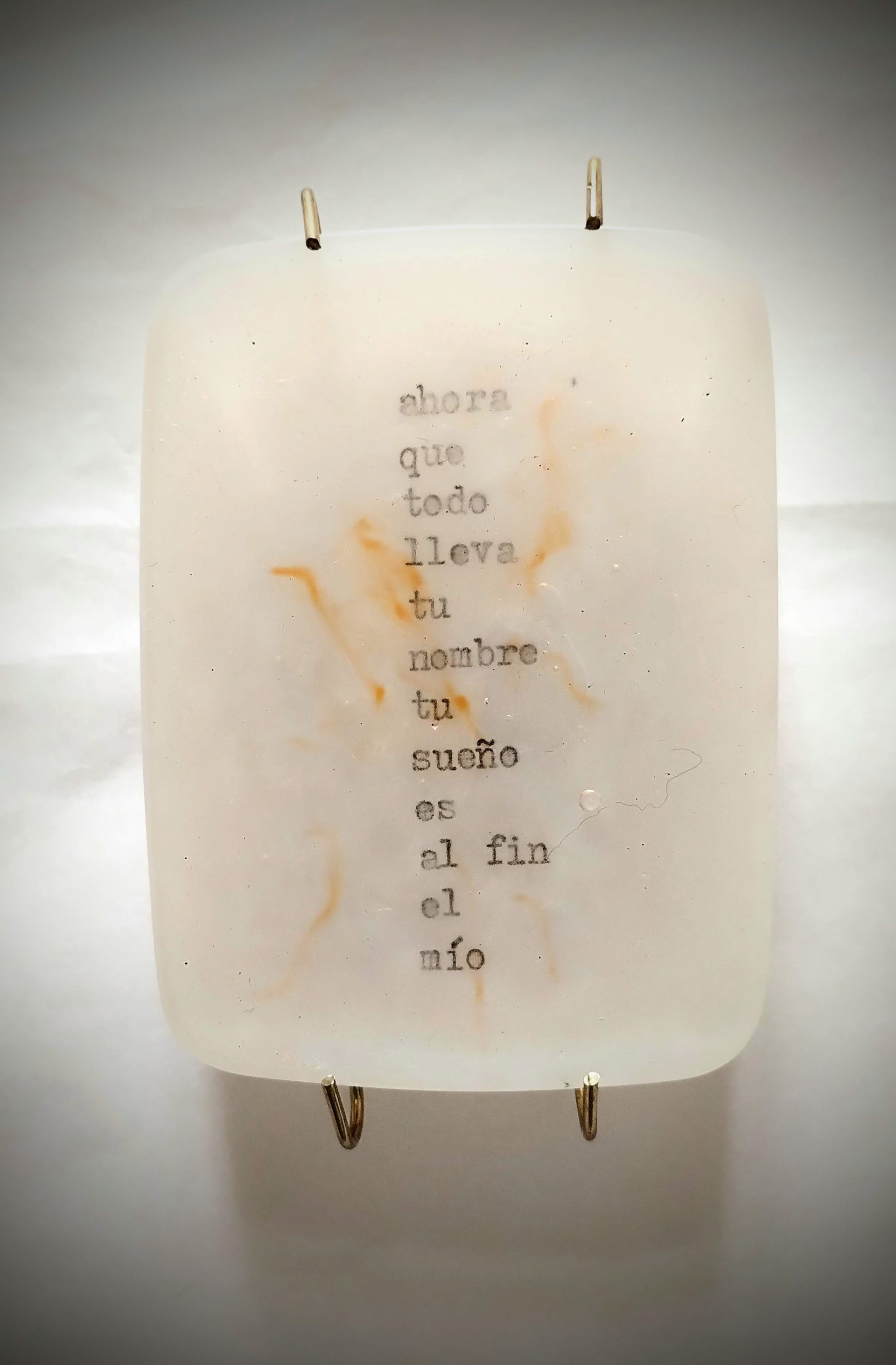 "Tu nombre y mi sueño". Medida: 7,5 cm x 5,5 cm. Resina, papel de seda, poema en Olivetti Lettera.