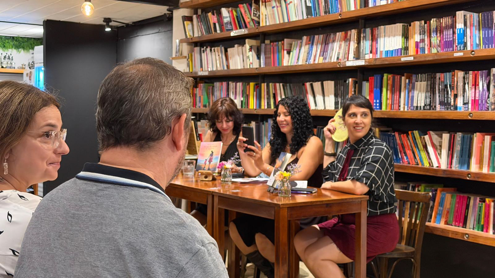 Mesa del viernes 13/3 en Caburé Libros con María Luisa Angarita y Mercedes Turquet.