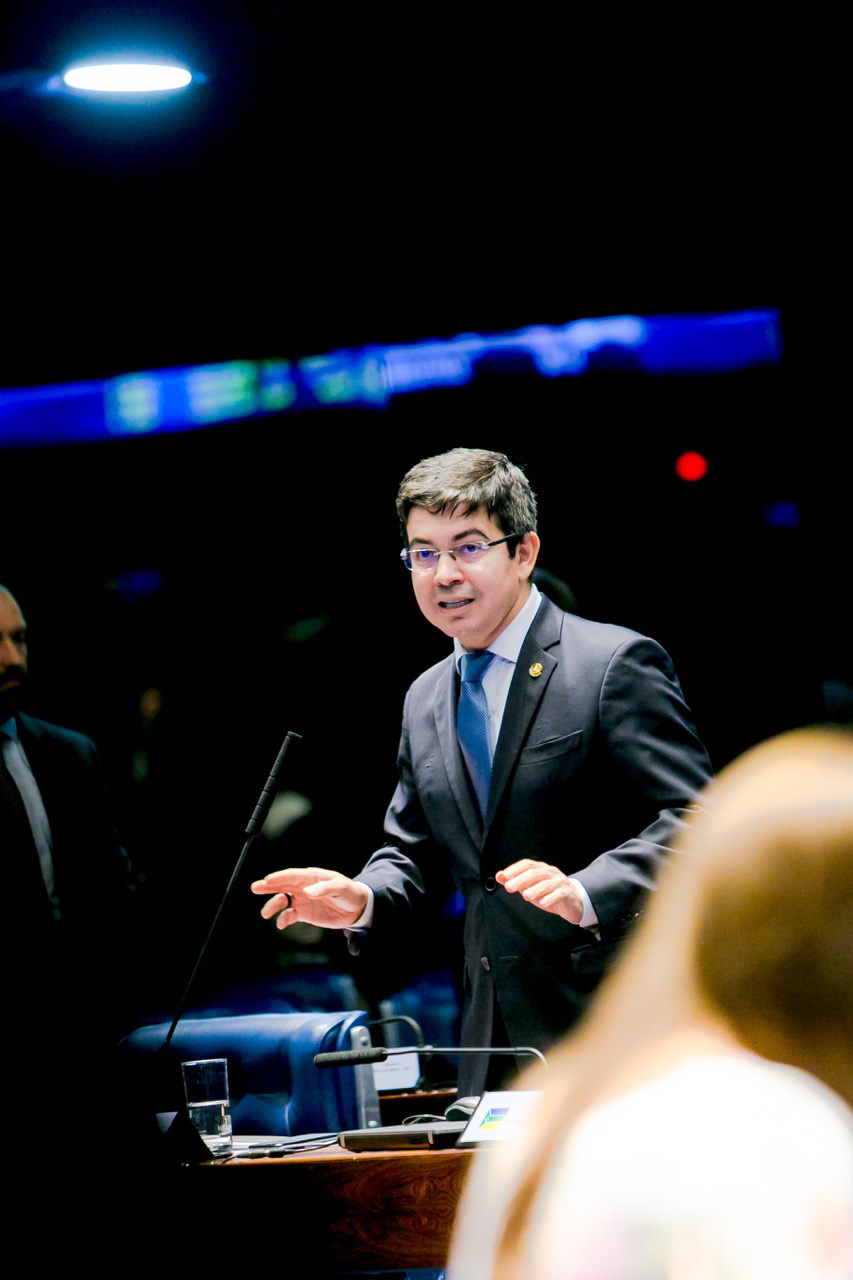 Senador Randolfe Rodrigues (PT-AP) em fala durante sessão legislativa.