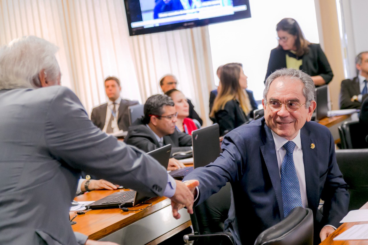 Senador Raimundo Lira (MDB-PB) durante sessão de comissão.