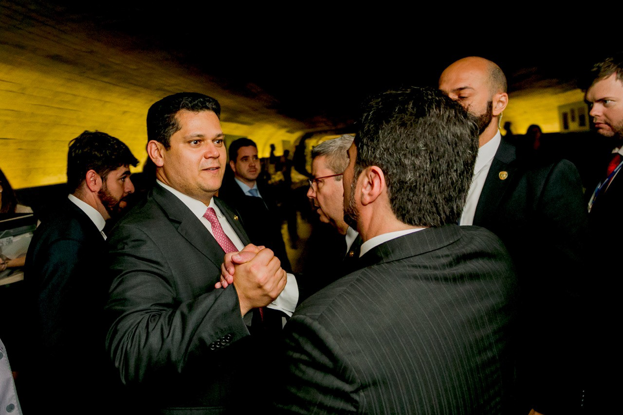 Cumprimento entre senador Davi Alcolumbre (UNIÃO-AP) e senador Marcos do Val (PODEMOS-ES).