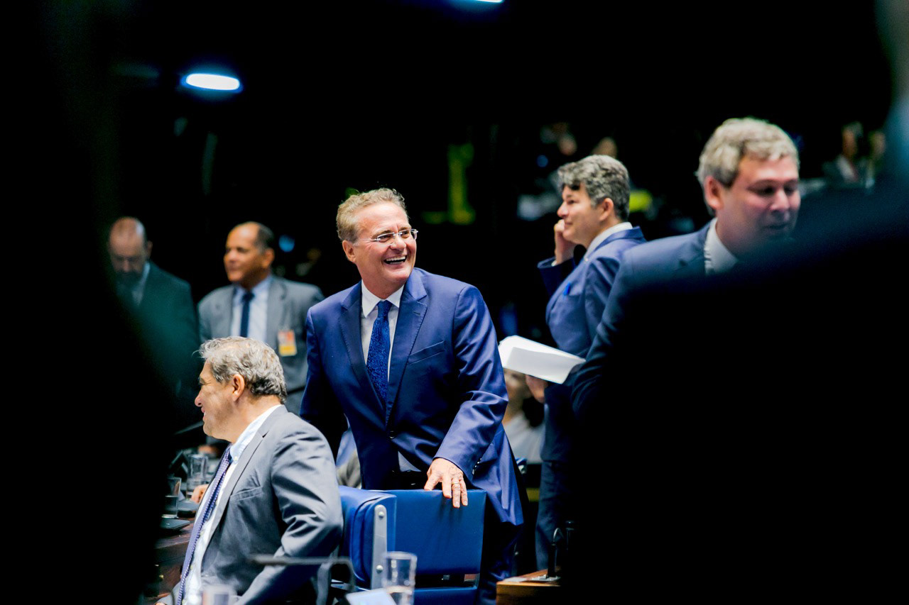 Senador Renan Calheiros (MDB-AL) em momento de interação no plenário.