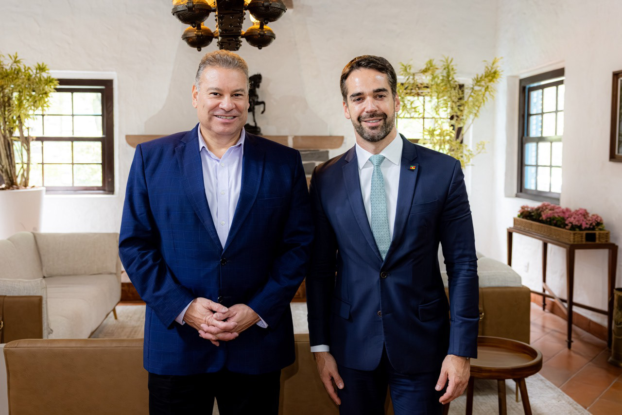 Encarregado de Negócios da Embaixada dos Estados Unidos no Brasil, Gabriel Escobar, em agenda oficial com o governador Eduardo Leite (PSDB-RS).