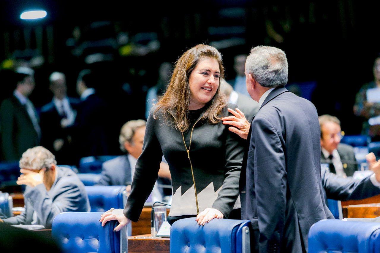 Interação entre a senadora Simone Tebet (MDB-MS) e o senador Raimundo Lira (MDB-PB) durante sessão legislativa.