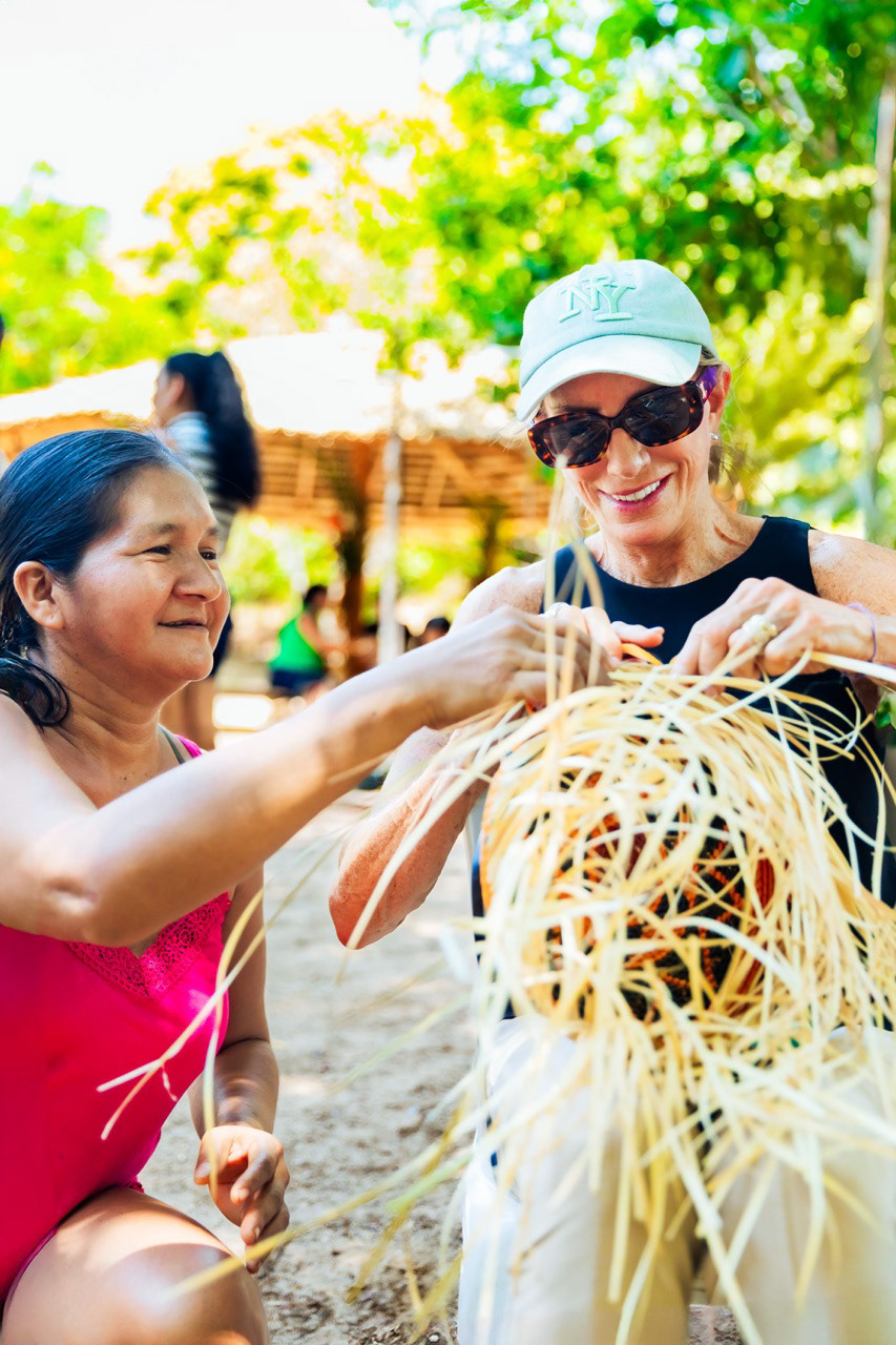 Embaixadora dos Estados Unidos no Brasil (2022–2023), Elizabeth Frawley Bagley, participando de atividade de artesanato tradicional na comunidade Urucureá (PA).